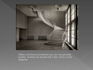 Utilizou uma boa luz ambiente que vem das grandes janelas.  As linhas da escada até o teto  tornou a foto elegante.