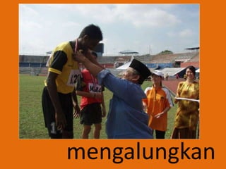 mengalungkan
 