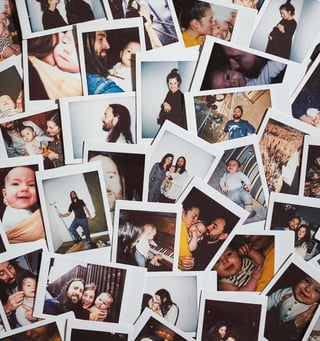 Инстинкт гнездования 43
Инстинкт
гнездования
Видеть цель, верить в себя и... соблюдать жесткие сроки:
вот три столпа ремонта своими руками. Эти молодые
родители знают о нем не понаслышке! Они сами,
правда, не без помощи друзей, превратили свою
съемную квартиру в уютный семейный очаг —
и успели как раз к рождению малыша.
Посмотрите, как им это удалось.
1 KAFFEBÖNA/КАФФЕБОНА кашпо 1299₽ Бамбук/прозрачный лак. Для цветочного горшка диаметром до 24 см 704.287.63
2 ARKELSTORP/АРКЕЛЬСТОРП приоконный стол 6999₽ Массив сосны/морилка/прозрачный лак. 80×40, В75 см 403.831.29
3 RIKLIG/РИКЛИГ чайник заварочный 549₽ Стекло, нержавеющая сталь, пластик. 1,5 л 203.721.79
4 KNAGGLIG/КНАГГЛИГ ящик 699₽ Необработанный массив сосны. 46×31, В25 см. 003.152.22
5 STRIMMIG/СТРИММИГ кружка 199₽/шт. Керамика/цветная глазурь. 360 мл 204.431.86
6 STRIMMIG/СТРИММИГ блюдо 499₽ Керамика/цветная глазурь. Ø29 см 504.378.86
6
3
4
1
ARKELSTORP/
АРКЕЛЬСТОРП
приоконный стол
6999₽
2
5 STRIMMIG/
СТРИММИГ
кружка
199₽/шт.
 