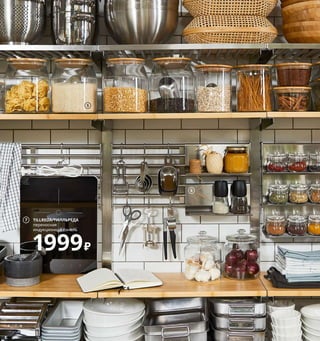 1 HÅLLBAR/ХОЛЛБАР комбинация для сорти-
ровки мусора для кухонного ящика МЕТОД
3295₽ Вентилируемая. В состав комбина-
ции входит: 6 контейнеров, опоры
для контейнеров. Сталь, полипропилен.
Объем 55 л 293.089.28
2 SVENSÅS/СВЕНСОС перфорированная
панель с буквами 499₽ Полипропилен,
сталь, полиэстер. 30×40 см 104.587.05
3 BLOMNING/БЛОМНИНГ банка
для кофе/чая 169₽ Луженая сталь.
11×7, В20 см 703.732.04
4 APTITLIG/АПТИТЛИГ доска для разделки
мяса 999₽ Бамбук/масло. 45×36 см
803.748.87
5 IKEA 365+/ИКЕА 365+ банка с крышкой
609₽/шт. Стекло, бамбук/прозрачный лак.
Ø17, В20 см. Объем 3,3 л 992.768.15
6 KUNGSFORS/КУНГСФОРС подставка
для планшета 499₽ Нержавеющая
сталь. 26×13, В12 см 703.712.38
7 TILLREDA/ТИЛЛЬРЕДА переносная
индукционная панель 1999₽ Напряжение
220–240 В. 30×38,5, В5,4 см 003.478.26
TILLREDA/ТИЛЛЬРЕДА
переносная
индукционная панель
1999₽
7
1 HÅLLBAR/ХОЛЛБАР
комбинация для сортировки мусора
для кухонного ящика МЕТОД
3295₽
6
5
64 Просто и со вкусом
Прежде чем отправлять стебли зелени
и капустные кочерыжки в мусор, подумайте,
не пригодятся ли они в хозяйстве. Соусы, супы,
приправы... Сфер применения предостаточно!
2
BLOMNING/
БЛОМНИНГ
банка для кофе/чая
169₽
3
4
 