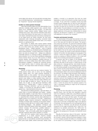 04
20
04
20
166
•
menta slépjas dzi¬i sakñota, bet tajå paßå laikå iracionåla preten-
zija uz kulturålo hegemoniju, “pamatiedzîvotåju” uzstådîtå prasî-
ba “imigrantam” vispusîgi kulturåli adaptéties.
Iztulkot un nolasît pareizå intonåcijå
Video dokumentétå projekta otrå fåze råda atseviß˚us kursu
dalîbniekus skolotåja vadîbå apgüstam paßu uzrakstîto tekstu
pareizu izrunu. Skolotåja balss skan aizkadrå – jüs redzat tikai
skolnieku runåjam kameras priekßå. Tådéjådi kamera ieñem
skolotåja skatu punktu. Íådi uzñemtais videosiΩets sniedz véroju-
mus vismaz divos lîmeños. No vienas puses, tie ir teksti, ko kur-
santi radîjußi, individuåli atsaucoties Esras Ersenas mudinåjumam,
un kas tagad k¬uvußi par måcîbu materiålu. No otras puses,
videoieraksts veido institücijas ikonogråfiju, kursantiem ståvot
filméjoßås kameras priekßå daΩådås skolas vietås uz tås interjera
elementu un aprîkojuma fona.
K¬üst skaidrs, ka valodas skola nevienå aspektå neatståj
“nejaußu” iespaidu un ka arî interjera noforméjums viscaur norå-
da uz ßîs vietas funkciju jeb, precîzåk, doktrînu; vietas, kuras
paståvéßanas mér˚is – valodas apmåcîba – ietver arî plånoto
“sveßinieku” iek¬außanu jau eksistéjoßå kopienå. Mijiedarbé starp
diviem ieraksta lîmeñiem – kursantu izteikumiem un skolas inter-
jeriem, kas veido viñu teiktajam råmi, – atklåjas kursu dalîbnieku
individuålå skatîjuma un institücijas sociålå un ideolo©iskå kon-
teksta attiecîbas. Un arî ßo divu lîmeñu pårklåßanås atspogu¬ojas
Ersenas kameras fokuså, kas, lai arî råda kursantus no fikséta
kameras ståvok¬a, maina perspektîvu, paståvîgi pietuvinot un
attålinot un tå mainot runåtåju ietvaru telpå. Skolas vizuålå kon-
tekstualizåcija runåtåjiem ir izveidota par institücijas portretu,
kurå skaidri iezîméts, kådus ßî institücija plåno padarît savus
“klientus”; tiek sniegts ieskats skolas koncepcijå un ideolo©ijå.
Photoshop
Sjamaks no Irånas jüsmo par savu ieraßanos Zviedrijå: “Es
redzéju skaistus meΩus, upes un ezerus, kas man atgådinåja
skaistu måkslas darbu, kuru radîjis prasmîgs måkslinieks ar
daΩådåm kråsåm uz milzu audekla.” Viñß ståv pie Stokholmas
aerofotouzñémuma, kurå redzamas måjas un zili üdeñi. Plakåts
apzinåti uzsver debesu un üdeñu dabiskås kråsas, kamér éku
fasådes mirdz saulé. Sjamaka vårdi ß˚iet rodam atbilstoßu atvei-
du. Ne tikai tåpéc, ka pilsétu kå “skaistu” télo gan viñß, gan
plakåts, bet arî tåpéc, ka ßajå gleznainajå Stokholmas attéla
salîdzinåjumå ar “måkslas darbu” ir måjiens uz estétisku kon-
strukciju. “Prasmîgais måkslinieks”, par kuru viñß runå kå par
“radîtåju” un kura darbu teic, galu galå taçu izrådås – uz zinåmå
plakåta fona – kåds Stokholmas türisma birojs.
Absurdå kårtå trîs plakåta pamattoñi – gaißi zilås debesis, zil-
imelnie üdeñi un bronzas dzeltenîgås måju fasådes – atspogu-
¬ojas Sjamaka ap©érba un sejas kråså. Í˚iet, ka imigrantam pie-
mît hameleona spéja pieñemt apkårtnes kråsu, lai sevi pasargå-
tu, nepievérßot lieku uzmanîbu. Sjamaka dabas salîdzinåjumu ar
audeklu gandrîz vai var attiecinåt uz viñu paßu – nepårprotamu
pielågoties spéjîga imigranta iemiesojumu. Salîdzinåjums liek
atceréties, ka Eiropas valstu imigråcijas vai (tå sauktås) integråci-
jas politikas ietvaros allaΩ top arî noteikts ideålå imigranta – tå,
kas labpråtîgi pielågojas, – téls. Spilgtåkais “sasniegums” ßajå
diskusijå ir Våcijas KDS politi˚a Frîdriha Merca paustais “vadoßås
kultüras” koncepts. Íim årzemnieka uzvedîbas kodeksam ir
jåpårvérß realitåté sapnis par “patvéruma meklétåju no
Photoshop” – tådu, kurß kå balts audekls vélas tikt apgleznots ar
attiecîgås imigråcijas valsts kultüras vértîbåm un normåm.
Ikreiz, kad mums sagribas uzrådît daudzus valodas skolu
nepabeigußos un, jo seviß˚i, apspriest imigrantu (ne)spéju
måcîties, més apstiprinåm paståvoßo, arvien pamanåmåko,
paßapmierinåto un nacionålistiski orientéto Eiropas domåßanu. Íî
téma prasa daudz plaßåk analizét årzemnieku valodas skolas
problem is mirrored in an observation that Ersen has noted
repeatedly as a native Turk during her countless travels and stays
in Europe. “If you come from a European country and travel
through Europe, language does not have the same significance
as if you come, for instance, from Iraq, Iran or Peru. To Swedes it
may seem nice when you as a German try to speak Swedish and
make mistakes. The same tolerance is not shown to an Iraqi.” In
this text I assume that behind the language argument lurks a
deeply rooted and, at the same time, irrational claim of cultural
hegemony, the demand of “residents” for a comprehensive cul-
tural adaptation on the part of the ‘immigrant’.
Translate and Intonate Correctly
The second phase of the project documented on the video
shows how the individual participants study the right pronuncia-
tion of their texts with the help of the teacher. The teacher’s
voice comes from off-screen. You only see the respective student
speaking frontally to the camera. The camera thus takes over the
teacher’s perspective. The resulting video offers observations on
at least two levels. On the one hand, there are the texts spoken
by the students that are the result of their personal reaction to
Esra Ersen’s stimulus, the content of which becomes the didactic
material. On the other, the video develops an iconography of the
institute, in which the students who speak in front of a rolling
camera are standing at different locations in the school with
details of its furnishings and equipment as background.
It becomes clear that no aspect of the language school
appears to be “arbitrary”, and that at every point, the interior
decoration also refers to the function, or rather doctrine, of the
place, whose aim – language teaching – also includes the projec-
ted integration of “strangers” into an already existing communi-
ty. In the interface between the two levels of the video – the stu-
dents’ remarks and the school interiors that provide a frame for
what they say – it becomes clear how the individual perspectives
of the participants relate to the social and ideological context of
the institution. The overlap of these two levels is also reflected in
Ersen’s camera focus, which, although showing the students
from a fixed perspective, changes the relations by constantly
zooming in and out, thus changing the way the speakers’ faces
and figures are framed within the rooms. The school’s visual con-
textualisation of the speakers is made into a portrait of the insti-
tution, in which the picture that the institution projects of its
‘users’ is articulated, providing an insight into the concept and
ideology of the school.
Photoshop
Siamak from Iran raves about his arrival in Sweden: “I saw
beautiful forests, rivers and lakes that resembled a beautiful
work of art created by a skilful artist, using different colours on
a large canvas.” He is standing in front of an aerial photograph
of Stockholm, with houses and blue waters. The poster con-
sciously underlines the natural colours of the sky and the water,
while the facades of the houses sparkle in the sun. Siamak’s
words seem to find their corresponding image in this depiction
of Stockholm. Not only because the city is portrayed both by him
and the poster as “beautiful”, but also because the painterly
comparison of this image of Stockholm with a “work of art” has
overtones of an aesthetic construction. The “skilful artist” he
speaks of as a “creator” and whose work he praises, appears to
be, against the background of the poster, the Stockholm tourist
office.
Absurdly, the three basic colours of the poster – light blue
sky, dark blue to black water and yellow-bronze house fronts –
are mirrored in Siamak’s clothing and facial complexion. It looks
as if the immigrant possesses the ability of a chameleon to take
on the colours of its surroundings, in order to protect itself by
 