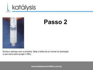 Encha a seringa com a amostra. Note a bolsa de ar visível na ilustração e que serve para purgar o filtro.  Passo 2 