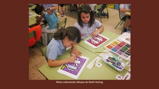 Niñas coloreando dibujos de Keith Haring.
 