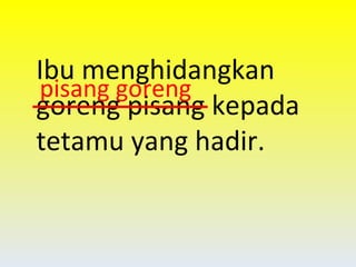 Ibu menghidangkan goreng pisang kepada tetamu yang hadir. pisang goreng 