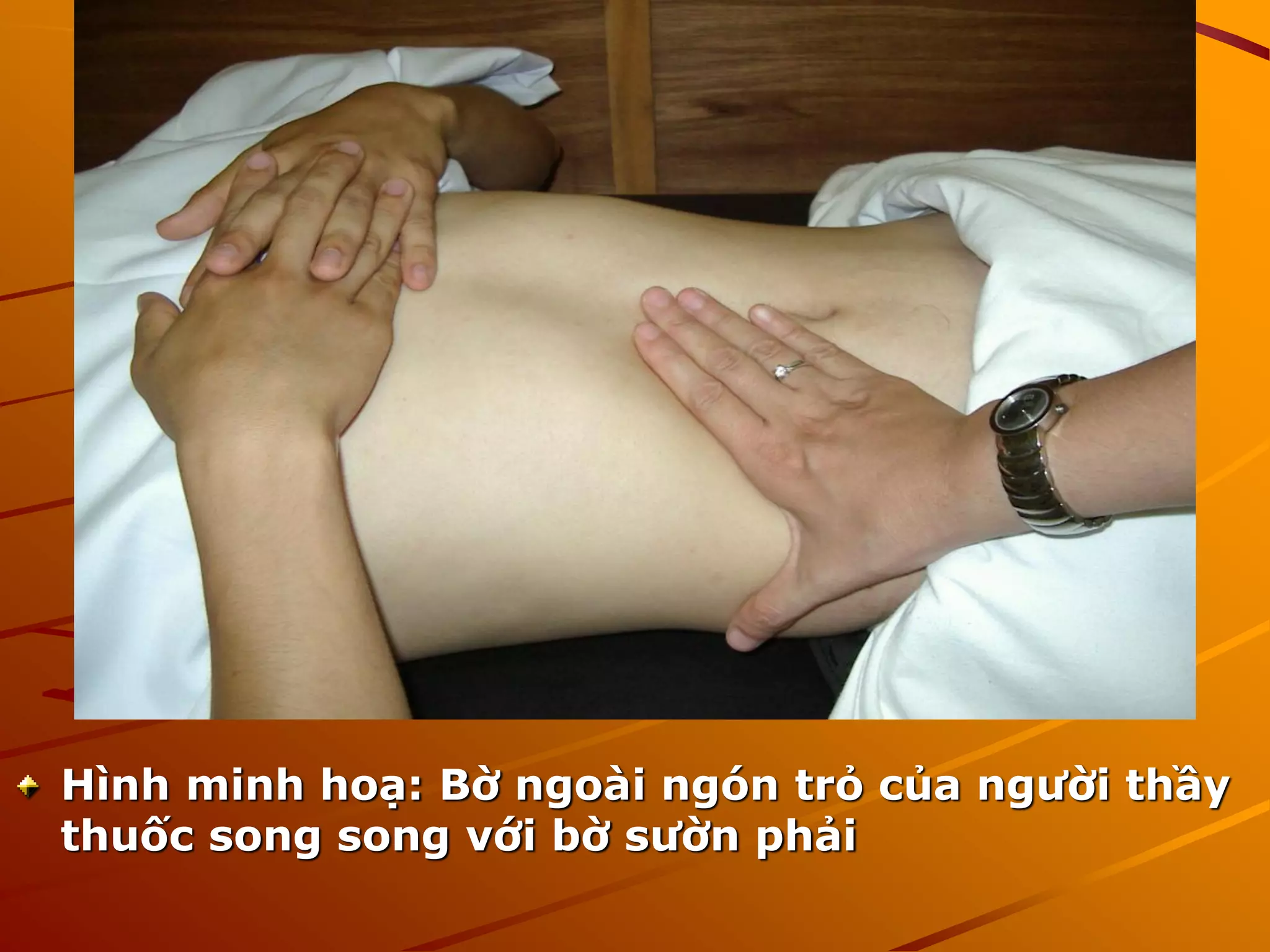 Hình minh hoạ: Bờ ngoài ngón trỏ của người thầy
thuốc song song với bờ sườn phải
 