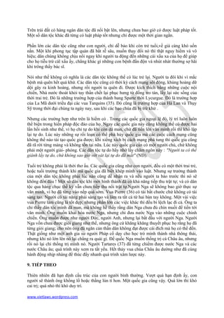 Trên trái đất có hàng ngàn dân tộc đã nổi bật lên, nhưng chưa bao giờ có được luật pháp tốt.
Một số dân tộc khác đã từng có luật pháp tốt nhưng chỉ được một thời gian ngắn.

Phần lớn các dân tộc cũng như con người, chỉ dễ bảo khi còn trẻ tuổi,về già càng khó uốn
nắn. Một khi phong tục tập quán đã bắt rễ sâu, muốn thay đổi nó thì thật nguy hiểm và vô
hiệu; dân chúng không chịu nổi ngay khi người ta động đến những cái xấu xa của họ để giúp
cho họ tiễu trừ cál xấu ấy, chẳng khác gì những con bệnh đần độn và nhút nhát thường sợ hãi
khi trông thấy bác sĩ.

Nói như thế không có nghĩa là các dân tộc không thể có lúc trẻ lại. Người ta đôi khi vì mắc
bệnh mà quên hết quá khứ. Các dân tộc cũng có thời kỳ cách mạng sôi động, khủng hoảng dữ
dội gây ra kinh hoàng, nhưng rồi người ta quên đi. Được kích thích bằng những cuộc nội
chiến, Nhà nước thoát khỏi tay thần chết lại phục hưng từ đống tro tàn, lấy lại sức sống của
thời trai trẻ. Đó là những trường hợp của thành bang Sparte thời Lycurgue. Đó là trường hợp
của La Mã dưới triều đại các vua Tarquins (35). Đó cũng là trường hợp của Hà Lan và Thụy
Sỹ trong thời đại chúng ta ngày nay, sau khi các bạo chúa đã bị trừ khử .

Nhưng các trường hợp như trên là hiếm có . Trong các quốc gia ngoại lệ đó, lý trí luôn luôn
thể biện trong hiến pháp độc đáo của họ. Ngay các quốc gia này cũng không thể có được hai
lần hồi sinh như thế, vì họ chỉ tự do khi còn dã man, chứ đã tiến lên văn minh rồi thì khó lập
lại tự do. Lúc này những sự rối loạn có thể phá hủy quốc gia mà các cuộc cách mạng cũng
không thể nào tái tạo quốc gia được; khi xiềng xích bị cách mạng phá tung thì quốc gia cũng
đã rã rời từng mảng và không tồn tại nữa. Lúc này quốc gia cần có một người chủ, chứ không
phải một người giải- phóng. Các dân tộc tự do hãy nhớ lấy châm ngôn này : "Người ta có thể
giành lấy tự do, chứ không sao giờ vớt vát lại tự do đã mất" (ND).

Tuổi trẻ không phải là thời thơ ấu. Các quốc gia cũng như con người, đều có một thời trai trẻ,
hoặc tuổi trưởng thành khi mà quốc gia đã biết khép mình vào luật. Nhưng sự trưởng thành
của một dân tộc không phải lúc nào cũng dễ nhận ra và nếu người ta báo trước thì nó sẽ
không đến đâu ! Một số dân tộc khi mới hình thành đã có khả năng tiếp thu trật tự; và có dân
tộc qua hàng chục thế kỷ vẫn chưa tiếp thu nổi trật tự.Người Nga sẽ không bao giờ thực sự
văn minh, vì họ đã từng vào nếp quá sớm. Vua Pierre (36) có tài bắt chước chứ không có tài
sáng tạo. Người có tài năng phải sáng tạo và làm ra tất cả từ hai bàn tay không. Một vài việc
vua Pierre làm cũng là tốt đẹp; nhưng phần lớn các việc khác thì đều bi lệch lạc đi cả. Ông ta
chỉ thấy dân tộc mình dã man, mà không hề thấy rằng dân Nga chưa đủ chín muồi để tiến tới
văn minh. Ông muốn khai hóa nước Nga, nhưng chỉ đưa nước Nga vào những cuộc chinh
chiến. Ông muốn được như người Đức, người Anh, nhưng lại bắt đầu với người Nga. Người
Nga vốn chưa được giỏi giang như thế, nhưng ông cứ khăng khăng thuyết phục họ rằng họ đã
từng giỏi giang; cho nên ông đã ngăn cản thần dân không đạt được cái đích mà họ có thể đến.
Thật giống như một anh gia sư người Pháp cố dạy cho học trò mình thành nhà thông thái,
nhưng khi nó lớn lên nó lại chẳng ra quái gì. Đế quốc Nga muốn thống trị cả Châu âu, nhưng
rồi nó lại chỉ thống trị mình nó. Người Tartares (37) đã từng chiếm được nước Nga và các
nước Châu âu; quá trình này xem ra tất yếu. Hết thảy vua chúa Châu âu dường như đã cùng
hành động nhịp nhàng để thúc đẩy nhanh quá trình xâm lược này.

9. TIẾP THEO

Thiên nhiên đã hạn định cấu trúc của con người bình thường. Vượt quá hạn định ấy, con
người sẽ thành ông khổng lồ hoặc thằng lùn tí hon. Một quốc gia cũng vậy. Quá lớn thì khó
cai trị; quá nhỏ thì khó duy trì.

www.vietlaws.wordpress.com
 