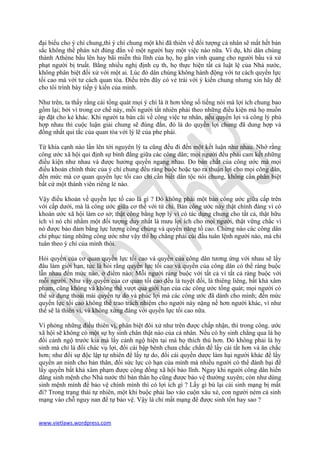 đại biểu cho ý chí chung,thì ý chí chung một khi đã thiên về đối tượng cá nhân sẽ mất hết bản
sắc không thể phán xét đúng đắn về một người hay một việc nào nữa. Ví dụ, khi dân chúng
thành Athène bầu lên hay bãi miễn thủ lĩnh của họ, họ gắn vinh quang cho người bầu và xử
phạt người bị truất. Bằng nhiều nghị định cụ th, họ thực hiện tất cả luật lệ của Nhà nước,
không phân biệt đối xử với một ai. Lúc đó dân chúng không hành động với tư cách quyền lực
tối cao mà với tư cách quan tòa. Điều trên đây có vẻ trái với ý kiến chung nhưng xin hãy để
cho tôi trình bày tiếp ý kiến của mình.

Như trên, ta thấy rằng cái tổng quát mọi ý chí là ít hơn tổng số tiếng nói mà lợi ích chung bao
gồm lại; bởi vì trong cơ chế này, mỗi người tất nhiên phải theo những điều kiện mà họ muốn
áp đặt cho kẻ khác. Khi người ta bàn cãi về công việc tư nhân, nếu quyền lợi và công lý phù
hợp nhau thì cuộc luận giải chung sẽ đúng đắn, đó là do quyền lợi chung đã dung hợp và
đồng nhất qui tắc của quan tòa với lý lẽ của phe phái.

Từ khía cạnh nào lần lên tới nguyên lý ta cũng đều đi đến một kết luận như nhau. Nhớ rằng
công ước xã hội qui định sự bình đẳng giữa các công dân; mọi người đều phải cam kết những
điều kiện như nhau và được hưởng quyền ngang nhau. Do bản chất của công ước mà mọi
điều khoản chính thức của ý chí chung đều ràng buộc hoặc tạo ra thuận lợi cho mọi công dân,
đến mức mà cơ quan quyền lực tối cao chỉ cần biết dân tộc nói chung, không cần phân biệt
bất cứ một thành viên riêng lẻ nào.

Vậy điều khoản về quyền lực tố cao là gì ? Đó không phải một bản công ước giữa cấp trên
với cấp dưới, mà là công ước giữa cơ thể với tứ chi. Bản công ước này thật chính đáng vì có
khoán ước xã hội làm cơ sở; thật công bằng hợp lý vì có tác dụng chung cho tất cả, thật hữu
ích vì nó chỉ nhằm một đối tượng duy nhất là mưu lợi ích cho mọi người, thật vững chắc vì
nó được bảo đảm bằng lực lượng công chúng và quyền năng tố cao. Chừng nào các công dân
chỉ phục tùng những công ước như vậy thì họ chẳng phải cúi đầu tuân lệnh người nào, mà chỉ
tuân theo ý chí của mình thôi.

Hỏi quyền của cơ quan quyền lực tối cao và quyền của công dân tương ứng với nhau sẽ lấy
đâu làm giới hạn, tức là hỏi rằng quyền lực tối cao và quyền của công dân có thể ràng buộc
lẫn nhau đến mức nào, ở điểm nào: Mỗi người ràng buộc với tất cả vì tất cả ràng buộc với
mỗi người. Như vậy quyền của cơ quan tối cao đều là tuyệt đối, là thiêng liêng, bất khả xâm
phạm, cũng không và không thể vượt qua giới hạn của các công ước tổng quát; mọi người có
thể sử dụng thoải mái quyền tự do và phúc lợi mà các công ước đã dành cho mình; đến mức
quyền lực tối cao không thể trao trách nhiệm cho người này nặng nề hơn người khác, vì như
thế sẽ là thiên vi, và không xứng đáng với quyền lực tối cao nữa.

Ví phỏng những điều thiên vị, phân biệt đôi xử như trên được chấp nhận, thì trong công. ước
xã hội sẽ không có một sự hy sinh chân thật nào của cá nhân. Nếu có hy sinh chẳng qua là họ
đổi cảnh ngộ trước kia mà lấy cảnh ngộ hiện tại mà họ thích thú hơn. Đó không phải là hy
sinh mà chỉ là đổi chác vụ lợi, đổi cái bập bênh chưa chắc chắn để lấy cái tất hơn và ăn chắc
hơn; như đổi sự độc lập tự nhiên để lấy tự do, đổi cái quyền dược làm hại người khác để lấy
quyền an ninh cho bản thân, đổi sức lực có hạn của mình mà nhiều người có thể đánh bại để
lấy quyền bất khả xâm phạm được cộng đồng xã hội bảo lĩnh. Ngay khi người công dân hiến
dâng sinh mệnh cho Nhà nước thì bản thân họ cũng được bảo vệ thường xuyên; còn như dùng
sinh mệnh mình để bảo vệ chính mình thì có lợi ích gì ? Lấy gì bù lại cái sinh mạng bị mất
đi? Trong trạng thái tự nhiên, một khi buộc phải lao vào cuộn xâu xé, con người ném cả sinh
mạng vào chỗ nguy nan để tự bảo vệ. Vậy là chỉ mất mạng đê được sinh tồn hay sao ?


www.vietlaws.wordpress.com
 