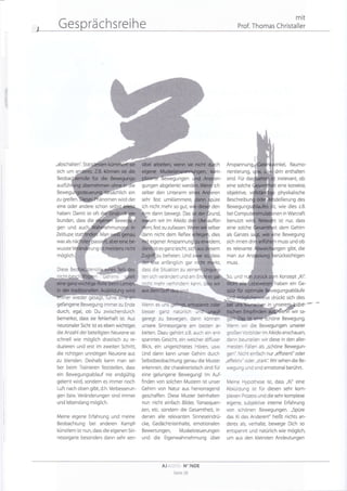 mrt

/r,r G esp rä c hs

,&

.+::

,,abschalten".

Anspan

sich um

rientierung,

drin enthalten

sind. Für
eine solche

t eine korrekte,

ngen

hlich ein
wird der

irrelevant, ob

sehr fest umklammere,

ausfüh
zu greifen.

ich

gungen abgelenkt
selber den Unterarm ei

Raumo-

eine oder andere schon
haben: Damit ist oft

des

ich nicht mehr so gut,
dann bewegt. Das

den
nd,

wir im Aikido

bunden, dass die

prn,

Zeitlupe sta

hann nicht dem Reflex

was als

fest zu zufassen.

Bewegu

eine solche

A

dies

, wie dies

bei Compu

benutzt

gen und

physikalische

objektive,

z.B.

in Warcraft

t

ist nul

dass

dem Gehirn

es ganz leicht,

als Ganzes

Bewegung

sich innen

ergener

muss und ob

es relevante

man zur

befreien. Und

gibt, die
htigen

kt, muss

anfänglich gar n
dass die Situation zu
ten sich verändeft und am
mehr verhindern kann,

5o, und

Konzept ,,Ki'i

haben ein Gedrückt sich dies

gefangene Bewegung immerzu Ende
durch, egal, ob Du zwischendurch
bemerkst, dass sie fehlerhaft ist. Aus

Wenn es

neuronaler Sicht ist es eben wichtiger,

unsere Sinnesorgane am besten arbeiten. Dazu gehört z.B. auch ein entspanntes Gesicht, ein weicher diffuser
Blick, ein ungerichtetes Hören, usw.

die Anzahl der beteiligten Neurone so

schnell wie möglich drastisch zu reduzieren und erst im zweiten Schritt,
die richtigen unnötigen Neurone aus

zu blenden. Deshalb kann man
ber beim Trainieren feststellen,

sel-

dass

ein Bewegungsablauf nie endgültig
gelernt wird, sondern es immer noch
Luft nach oben gibt, d.h. Verbesserungen bzw. Veränderungen sind immer
und lebenslang möglich.
Meine elgene Erfahrung und meine

Beobachtung

bei anderen

Kampf-

besser ganz natürlich

geregt zu bewegen, dann

5a-

kÖnnen

Und dann kann unser Gehirn durch
Selbstbeobachtung genau die Muster
erkennen, die charakteristisch slnd für
eine gelungene Bewegung! lm Auffinden von solchen Mustern ist unser
Gehirn von Natur aus hervorragend
geschaffen. Diese Muster beinhalten
nun nicht einfach Bilder, Tonsequenzen, etc. sondern die Gesamtheit, in
denen alle relevanten Sinneseindrücke, Gedächtnisinhalte, emotionalen

künstlern ist nun, dass die eigenen 5in-

Bewertungen,

nesorgane besonders dann sehr sen-

und die Eigenwahrnehmung

AJ

Muskelsteuerungen

!i/)li'ii

N' 76DE

Seite 28

über

Bewegung.

Wenn wir die Bewegungen unserer
großen Vorbilder im Aikido anschauen,

dann beurteilen wir diese in den allermeisten Fällen als ,,schöne Bewegungen". Nicht einfach nur,,effizlent' oder
,effektiv' oder,,stark". Wir sehen die Bewegung und sind emotional berührt.

Meine Hypothese ist, dass ,,Ki" eine
Abkürzung ist für diesen sehr komplexen Prozess und die sehr komplexe
eigene, subjektive interne Erfahrung

von schönen Bewegungen. ,,Spüre
das Ki des Anderen!' heißt nichts anderes als, verhalte, bewege Dich so
entspannt und natürlich wie möglich,
um aus den kleinsten Andeutungen

 