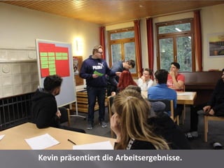 Kevin präsentiert die Arbeitsergebnisse.
 
