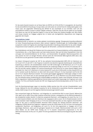 4Klöckner & Co SE Konzern-Zwischenlagebericht Q1 2012
Für das zweite Quartal erwarten wir auf dieser Basis ein EBITDA von 50 bis 60 Mio. €, vorausgesetzt, die Aussichten
für die wirtschaftliche Entwicklung in Europa trüben sich nicht weiter ein und die Preise für Stahlprodukte geben nicht
massiv nach. Die angestrebte Verbesserung des EBITDA für das Gesamtjahr ist nur erreichbar, wenn sich das
wirtschaftliche Umfeld in Europa im zweiten Halbjahr verbessert. Sollte dies nicht der Fall sein, gehen wir aus heutiger
Sicht davon aus, dass sich das operative Ergebnis in etwa auf dem Niveau des Vorjahres bewegen wird. Beim Absatz
und Umsatz erwarten wir hingegen aufgrund der im letzten Jahr durchgeführten Akquisitionen eine Steigerung
gegenüber dem Vorjahr.
Wirtschaftliches Umfeld
Die Weltwirtschaft ist weiterhin von starken globalen Unsicherheiten geprägt. Divergierende Konjunkturindikatoren
mit hoher Monatsschwankung erschweren neben weiteren möglichen Herabstufungen der Kreditwürdigkeit einiger
europäischer Länder die Prognose der zukünftigen konjunkturellen Entwicklung insbesondere für das zweite Halbjahr.
Entsprechend ist das Fundament, auf dem die Prognosen der Wirtschafts- und Branchenverbände beruhen, instabil.
Kern-Risikofaktoren sind aktuell die Probleme durch die andauernde Euro-Staatsschuldenkrise und die weltpolitischen
Unsicherheiten, die u. a. den Ölpreis weiter nach oben treiben könnten. Aber auch die hohen Staatsdefizite in den USA
und Japan sind Unsicherheitsfaktoren für die Finanz- und Devisenmärkte. Die globalen Wachstumsaussichten sind
zwar positiver als noch vor wenigen Monaten, dennoch warnt der Internationale Währungsfonds (IWF) davor, dass
sich die Krise aus den genannten Gründen wieder verschärfen könnte.
Vor diesem Hintergrund erwartet der IWF für das weltweite Bruttoinlandsprodukt (BIP) 2012 ein Wachstum von
3,5 % nach 3,9 % im Jahr 2011. In der Prognose ist weiterhin eine deutliche regionale Zweiteilung der wirtschaftlichen
Entwicklung zu erkennen. Die Schwellenländer werden nach IWF-Schätzungen ein BIP-Wachstum von 5,7 % im Jahr
2012 erreichen, während die etablierten Industrienationen der Schätzung zufolge nur noch mit 1,4 % wachsen. Der in
den USA seit dem zweiten Halbjahr 2011 positive konjunkturelle Trend setzte sich im ersten Quartal lediglich etwas
vermindert fort. Nach 3,0 % Wachstum im vierten Quartal 2011 wuchs die US-Wirtschaft im ersten Quartal 2012 um
2,2 %. Gestützt wurde das Wachstum vor allem durch den privaten Verbrauch. Für das Gesamtjahr wird für die USA
mit 2,1 % ein robustes Wachstum erwartet. Die Eurozone gab hingegen aggregierten Schätzungen zufolge im ersten
Quartal mit –0,3 % leicht nach. Für das Gesamtjahr geht der IWF mit –0,3 % Wachstum von einer leichten Rezession
aus. Die drohende weitere Herabstufung der Kreditwürdigkeit europäischer Staaten sowie fehlendes Vertrauen in die
bisher vorgesehenen Stabilisierungsmaßnahmen könnten jedoch auch wieder Anpassungen der Prognosen nach unten
auslösen. Für China und Brasilien erwartet der IWF eine Steigerung des Bruttoinlandsprodukts von 8,2 % bzw. 3,0 %
in 2012.
Auch die Branchenerwartungen zeigen ein deutliches Gefälle zwischen den USA und den Schwellenländern sowie
Europa. Während für die USA moderate Zuwächse für die für Klöckner&Co wesentlichen Branchen prognostiziert
werden, bleibt Europa mit zum Teil negativen Wachstumserwartungen deutlich zurück.
Dem entsprechend zeigte der Maschinen- und Anlagenbau ein uneinheitliches Bild im ersten Quartal. Während die
USA, Japan und vor allem China solide Zuwächse verzeichnen konnten, verlangsamte sich die Wachstumsdynamik in
den europäischen Ländern deutlich. So blieb der europäische Maschinen- und Anlagenbau mit einem Plus von 1,5 %
im ersten Quartal erheblich unter dem Wachstum des vergangenen Jahres zurück. Die EU-Peripheriestaaten sind mit
einem erwarteten realen Rückgang von bis zu 5 % für das Gesamtjahr besonders von dem negativen Trend betroffen.
Sogar für den sonst so wachstumsstabilen deutschen Markt erwartet der Verband Deutscher Maschinen- und
Anlagenbau (VDMA) aktuell eine Stagnation. Insgesamt rechnet der VDMA daher für 2012 mit einer Schrumpfung des
europäischen Maschinen- und Anlagenbaus um rund 2 %. Für die USA prognostiziert er hingegen mit 6 % ein
abermaliges Wachstum, wenn auch mit geringerer Dynamik als im Vorjahr. Wachstumstreiber wird auch in 2012
China bleiben, wo der VDMA einen Anstieg von 12 % erwartet. Entsprechend prognostiziert er für den
Weltmaschinenumsatz ein Plus von 5 %, jedoch mit einer grundsätzlichen Wachstumsverlangsamung über alle Länder
hinweg.
 