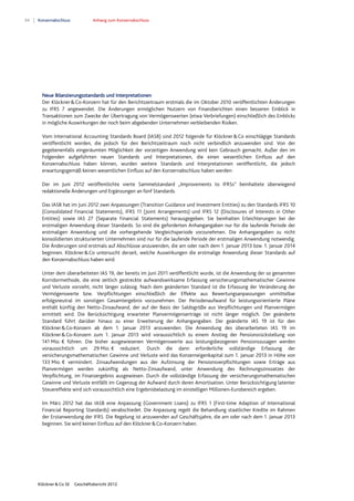 94 Konzernabschluss Anhang zum Konzernabschluss
Klöckner & Co SE Geschäftsbericht 2012
Neue Bilanzierungsstandards und Interpretationen
Der Klöckner&Co-Konzern hat für den Berichtszeitraum erstmals die im Oktober 2010 veröffentlichten Änderungen
zu IFRS 7 angewendet. Die Änderungen ermöglichen Nutzern von Finanzberichten einen besseren Einblick in
Transaktionen zum Zwecke der Übertragung von Vermögenswerten (etwa Verbriefungen) einschließlich des Einblicks
in mögliche Auswirkungen der noch beim abgebenden Unternehmen verbleibenden Risiken.
Vom International Accounting Standards Board (IASB) sind 2012 folgende für Klöckner&Co einschlägige Standards
veröffentlicht worden, die jedoch für den Berichtszeitraum noch nicht verbindlich anzuwenden sind. Von der
gegebenenfalls eingeräumten Möglichkeit der vorzeitigen Anwendung wird kein Gebrauch gemacht. Außer den im
Folgenden aufgeführten neuen Standards und Interpretationen, die einen wesentlichen Einfluss auf den
Konzernabschluss haben können, wurden weitere Standards und Interpretationen veröffentlicht, die jedoch
erwartungsgemäß keinen wesentlichen Einfluss auf den Konzernabschluss haben werden:
Der im Juni 2012 veröffentlichte vierte Sammelstandard „Improvements to IFRSs“ beinhaltete überwiegend
redaktionelle Änderungen und Ergänzungen an fünf Standards.
Das IASB hat im Juni 2012 zwei Anpassungen (Transition Guidance und Investment Entities) zu den Standards IFRS 10
(Consolidated Financial Statements), IFRS 11 (Joint Arrangements) und IFRS 12 (Disclosures of Interests in Other
Entities) sowie IAS 27 (Separate Financial Statements) herausgegeben. Sie beinhalten Erleichterungen bei der
erstmaligen Anwendung dieser Standards. So sind die geforderten Anhangangaben nur für die laufende Periode der
erstmaligen Anwendung und die vorhergehende Vergleichsperiode vorzunehmen. Die Anhangangaben zu nicht
konsolidierten strukturierten Unternehmen sind nur für die laufende Periode der erstmaligen Anwendung notwendig.
Die Änderungen sind erstmals auf Abschlüsse anzuwenden, die am oder nach dem 1. Januar 2013 bzw. 1. Januar 2014
beginnen. Klöckner&Co untersucht derzeit, welche Auswirkungen die erstmalige Anwendung dieser Standards auf
den Konzernabschluss haben wird.
Unter dem überarbeiteten IAS 19, der bereits im Juni 2011 veröffentlicht wurde, ist die Anwendung der so genannten
Korridormethode, die eine zeitlich gestreckte aufwandswirksame Erfassung versicherungsmathematischer Gewinne
und Verluste vorsieht, nicht länger zulässig. Nach dem geänderten Standard ist die Erfassung der Veränderung der
Vermögenswerte bzw. Verpflichtungen einschließlich der Effekte aus Bewertungsanpassungen unmittelbar
erfolgsneutral im sonstigen Gesamtergebnis vorzunehmen. Der Periodenaufwand für leistungsorientierte Pläne
enthält künftig den Netto-Zinsaufwand, der auf der Basis der Saldogröße aus Verpflichtungen und Planvermögen
ermittelt wird. Die Berücksichtigung erwarteter Planvermögenserträge ist nicht länger möglich. Der geänderte
Standard führt darüber hinaus zu einer Erweiterung der Anhangangaben. Der geänderte IAS 19 ist für den
Klöckner&Co-Konzern ab dem 1. Januar 2013 anzuwenden. Die Anwendung des überarbeiteten IAS 19 im
Klöckner&Co-Konzern zum 1. Januar 2013 wird voraussichtlich zu einem Anstieg der Pensionsrückstellung von
141 Mio. € führen. Die bisher ausgewiesenen Vermögenswerte aus leistungsbezogenen Pensionszusagen werden
voraussichtlich um 29 Mio. € reduziert. Durch die dann erforderliche vollständige Erfassung der
versicherungsmathematischen Gewinne und Verluste wird das Konzerneigenkapital zum 1. Januar 2013 in Höhe von
133 Mio. € vermindert. Zinsaufwendungen aus der Aufzinsung der Pensionsverpflichtungen sowie Erträge aus
Planvermögen werden zukünftig als Netto-Zinsaufwand, unter Anwendung des Rechnungszinssatzes der
Verpflichtung, im Finanzergebnis ausgewiesen. Durch die vollständige Erfassung der versicherungsmathematischen
Gewinne und Verluste entfällt im Gegenzug der Aufwand durch deren Amortisation. Unter Berücksichtigung latenter
Steuereffekte wird sich voraussichtlich eine Ergebnisbelastung im einstelligen Millionen-Eurobereich ergeben.
Im März 2012 hat das IASB eine Anpassung (Government Loans) zu IFRS 1 (First-time Adaption of International
Financial Reporting Standards) verabschiedet. Die Anpassung regelt die Behandlung staatlicher Kredite im Rahmen
der Erstanwendung der IFRS. Die Regelung ist anzuwenden auf Geschäftsjahre, die am oder nach dem 1. Januar 2013
beginnen. Sie wird keinen Einfluss auf den Klöckner&Co-Konzern haben.
 