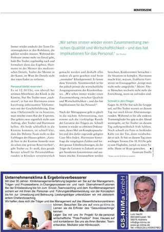 14. Jg. | März 2015 report beratung 37
BERATERSZENE
„Wir sehen immer wieder einen Zusammenhang zwi-
schen Qualität und Wirtschaftlichkeit – und das hat
Implikationen für das Personal.“ Ibo Teuber
Immer wieder entdeckt das Team Un-
stimmigkeiten in den Rohdaten, die
geklärt werden müssen. Während der
Professor immer mehr ins Detail geht,
hakt Ibo Teuber regelmäßig nach und
formuliert dann das Ergebnis. Hart-
mann ist der Meister des medizini-
schen Details, Teuber der Meister in
der Kunst, im Wust der Details nicht
den roten Faden zu verlieren.
Personal bleibt reserviert
Es ist 12.30 Uhr, von überall her
strömen Mitarbeiter der Klinik in die
Kantine. Nur Ibo Teuber muss „nach-
sitzen“, er hat mit Hartmann einen
kurzfristig anberaumten Telefonter-
min mit der Geschäftsführung. Eine
neue Chefarztstelle ist zu besetzen,
man möchte einen Rat der Experten.
Das gehört zwar eigentlich nicht zum
Auftrag, aber Teuber und Hartmann
helfen. Als beide schließlich in die
Kantine kommen, ist schnell klar,
dass das Deloitte-Team nicht zu den
Lieblingen des Hauses gehört. „Gera-
de hier in der Kantine bemerkt man
da schon eine gewisse Reserviertheit“,
gibt Teuber zu. Er weiß, dass gerade
Berater schnell für Personalabbau-
runden in Kliniken verantwortlich
gemacht werden und deshalb alles
andere als gern gesehen sind beim
„normalen“ Klinikpersonal. Er kennt
diese Vorwürfe. Verantwortlich ist für
ihn jedoch primär die wirtschaftliche
Ausgangssituation des Krankenhau-
ses. „Wir sehen immer wieder einen
Zusammenhang zwischen Qualität
und Wirtschaftlichkeit – und das hat
Implikationen für das Personal.“
Nach der Mittagspause geht es gleich
in die nächste Arbeitssitzung, nun
nimmt sich die vierköpfige Runde
der Geriatrie des Trägers an. Schnell
kommt es wieder zu erhitzten Diskussi-
onen, dieses Mal um Komplexpauscha-
len und den dafür zugrunde gelegten
Case-Mix-Index. Hartmann hinter-
fragt die vorgelegten Zahlen und for-
dert genaue Erlösberechnungen, da der
Träger die Geriatrie in Zukunft an eini-
gen Standorten konzentrieren und aus-
bauen möchte. Einzugsgebiete werden
berechnet, Konkurrenten betrachtet –
die Situation ist komplex. Hartmann
macht klar, warum. Etablierte Geri-
atrien im Einzugsgebiet „kriegt man
nicht mehr umgedreht.“ Meint: Älte-
re Menschen wechseln nicht mehr die
Einrichtung, wenn sie zufrieden sind.
Schnell in den Flieger
Gegen 16.30 Uhr löst sich die Gruppe
auf, auf Ibo Teuber warten an diesem
Tag nur noch kleine Abstimmungs-
runden. Während es für alle anderen
Teammitglieder bis spät in den Abend
weitergeht, ist für Teuber an diesem
Tag außergewöhnlich früh Schluss.
Noch schnell ein Foto in beißender
Kälte vor der Tür, dann verabschie-
det er sich. Er hat an diesem Tag einen
wichtigen Termin: Um 18.30 Uhr geht
es zum Flughafen, zurück zu seiner Fa-
milie. Heute ist Skype gestrichen.
Guntram Doelfs
*Name von der Redaktion geändert
Foto:Doelfs
 