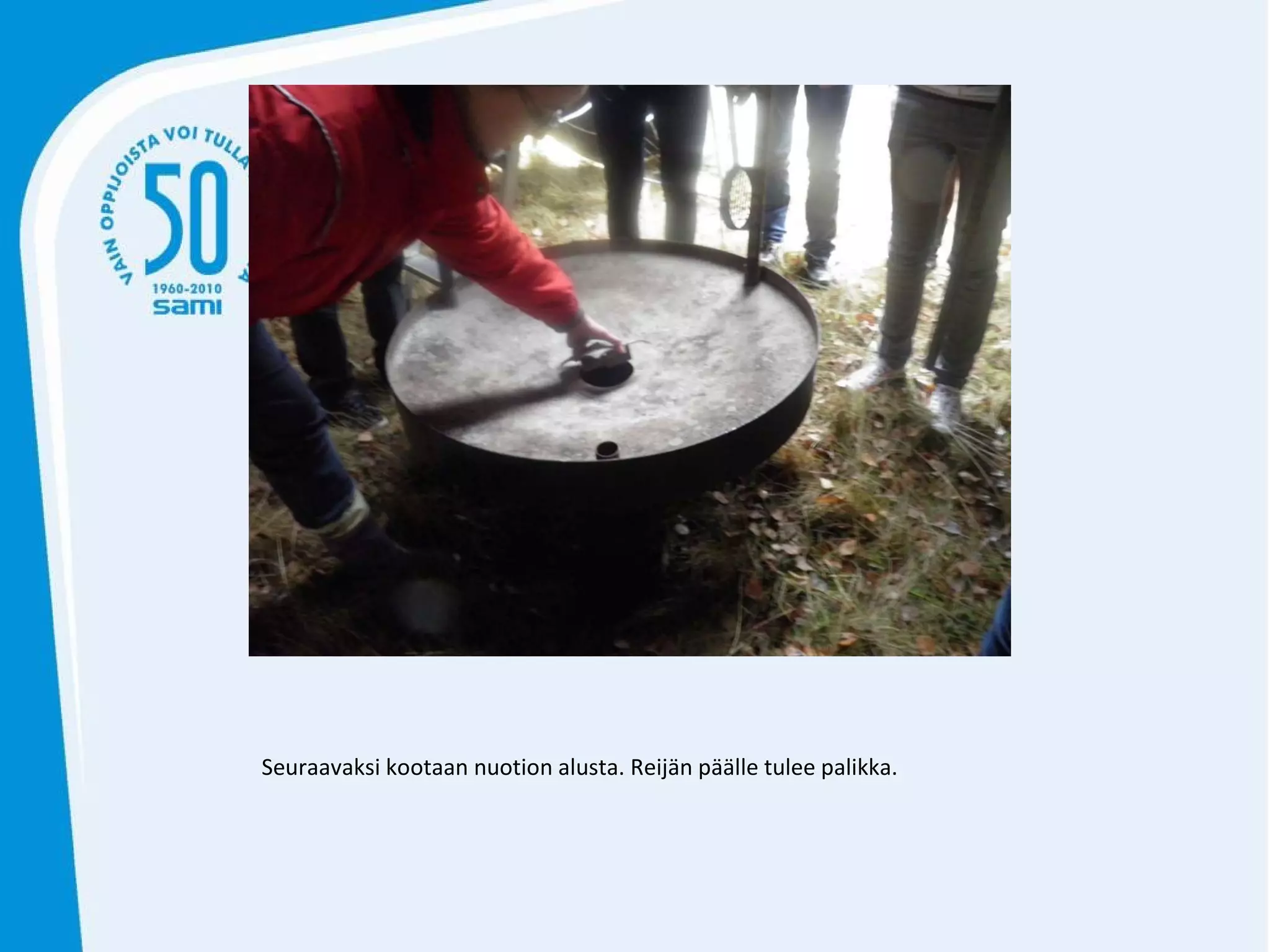 Seuraavaksi kootaan nuotion alusta. Reijän päälle tulee palikka. 