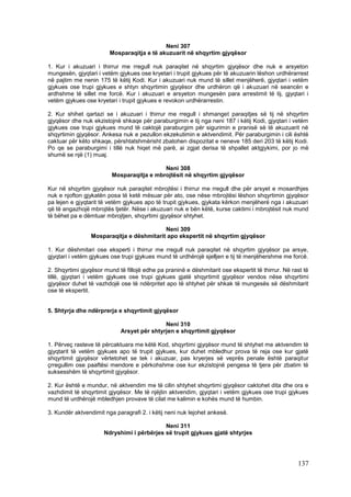 Neni 307
                        Mosparaqitja e të akuzuarit në shqyrtim gjyqësor

1. Kur i akuzuari i thirrur me rregull nuk paraqitet në shqyrtim gjyqësor dhe nuk e arsyeton
mungesën, gjyqtari i vetëm gjykues ose kryetari i trupit gjykues për të akuzuarin lëshon urdhërarrest
në pajtim me nenin 175 të këtij Kodi. Kur i akuzuari nuk mund të sillet menjëherë, gjyqtari i vetëm
gjykues ose trupi gjykues e shtyn shqyrtimin gjyqësor dhe urdhëron që i akuzuari në seancën e
ardhshme të sillet me forcë. Kur i akuzuari e arsyeton mungesën para arrestimit të tij, gjyqtari i
vetëm gjykues ose kryetari i trupit gjykues e revokon urdhërarrestin.

2. Kur shihet qartazi se i akuzuari i thirrur me rregull i shmanget paraqitjes së tij në shqyrtim
gjyqësor dhe nuk ekzistojnë shkaqe për paraburgimin e tij nga neni 187 i këtij Kodi, gjyqtari i vetëm
gjykues ose trupi gjykues mund të caktojë paraburgim për sigurimin e pranisë së të akuzuarit në
shqyrtimin gjyqësor. Ankesa nuk e pezullon ekzekutimin e aktvendimit. Për paraburgimin i cili është
caktuar për këto shkaqe, përshtatshmërisht zbatohen dispozitat e neneve 185 deri 203 të këtij Kodi.
Po qe se paraburgimi i tillë nuk hiqet më parë, ai zgjat derisa të shpallet aktgjykimi, por jo më
shumë se një (1) muaj.

                                           Neni 308
                         Mosparaqitja e mbrojtësit në shqyrtim gjyqësor

Kur në shqyrtim gjyqësor nuk paraqitet mbrojtësi i thirrur me rregull dhe për arsyet e mosardhjes
nuk e njofton gjykatën posa të ketë mësuar për ato, ose nëse mbrojtësi lëshon shqyrtimin gjyqësor
pa lejen e gjyqtarit të vetëm gjykues apo të trupit gjykues, gjykata kërkon menjëherë nga i akuzuari
që të angazhojë mbrojtës tjetër. Nëse i akuzuari nuk e bën këtë, kurse caktimi i mbrojtësit nuk mund
të bëhet pa e dëmtuar mbrojtjen, shqyrtimi gjyqësor shtyhet.

                                           Neni 309
                 Mosparaqitja e dëshmitarit apo ekspertit në shqyrtim gjyqësor

1. Kur dëshmitari ose eksperti i thirrur me rregull nuk paraqitet në shqyrtim gjyqësor pa arsye,
gjyqtari i vetëm gjykues ose trupi gjykues mund të urdhërojë sjelljen e tij të menjëhershme me forcë.

2. Shqyrtimi gjyqësor mund të fillojë edhe pa praninë e dëshmitarit ose ekspertit të thirrur. Në rast të
tillë, gjyqtari i vetëm gjykues ose trupi gjykues gjatë shqyrtimit gjyqësor vendos nëse shqyrtimi
gjyqësor duhet të vazhdojë ose të ndërpritet apo të shtyhet për shkak të mungesës së dëshmitarit
ose të ekspertit.


5. Shtyrja dhe ndërprerja e shqyrtimit gjyqësor

                                             Neni 310
                             Arsyet për shtyrjen e shqyrtimit gjyqësor

1. Përveç rasteve të përcaktuara me këtë Kod, shqyrtimi gjyqësor mund të shtyhet me aktvendim të
gjyqtarit të vetëm gjykues apo të trupit gjykues, kur duhet mbledhur prova të reja ose kur gjatë
shqyrtimit gjyqësor vërtetohet se tek i akuzuar, pas kryerjes së veprës penale është paraqitur
çrregullim ose paaftësi mendore e përkohshme ose kur ekzistojnë pengesa të tjera për zbatim të
suksesshëm të shqyrtimit gjyqësor.

2. Kur është e mundur, në aktvendim me të cilin shtyhet shqyrtimi gjyqësor caktohet dita dhe ora e
vazhdimit të shqyrtimit gjyqësor. Me të njëjtin aktvendim, gjyqtari i vetëm gjykues ose trupi gjykues
mund të urdhërojë mbledhjen provave të cilat me kalimin e kohës mund të humbin.

3. Kundër aktvendimit nga paragrafi 2. i këtij neni nuk lejohet ankesë.

                                            Neni 311
                      Ndryshimi i përbërjes së trupit gjykues gjatë shtyrjes




                                                                                                   137
 