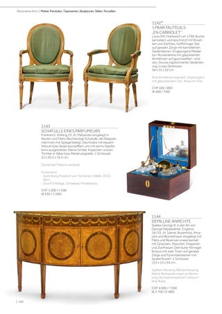 1142*
1 PAAR FAUTEUILS
„EN CABRIOLET“
Louis XVI, Frankreich um 1790. Buche
kanneliert und beschnitzt mit Roset-
ten und Zierfries. Hufförmiger Sitz
auf gerader Zarge mit kannelierten
Säulenbeinen. Eingezogene Medail-
lon-Rückenlehne mit gepolsterten
Armlehnen auf geschweiften -stüt-
zen. Grüner, kapitonnierter Seidenbe-
zug. Loses Sitzkissen.
58 x 55 x 92 cm.
Eine Armlehne repariert. Ursprünglich
mit gepolstertem Sitz. Risse im Holz.
CHF 500 / 800
(€ 460 / 740)
1143
SCHATULLE EINES PARFUMEURS
Frankreich, Anfang 19. Jh. Palisander eingelegt in
Rauten und Filets. Rechteckige Schatulle, der Klappde-
ckel innen mit Spiegel belegt. Das Innere mit blauem
Velours bzw. Seide ausstaffiert und mit sechs Glasfla-
kons ausgestattet. Kleine Schale, Koppchen und ein
Trichter in Silber bzw. Metall vergoldet. 1 Schlüssel.
22 x 20,5 x 16,5 cm.
Deckel der Flakons verbeult.
Provenienz:
- Sammlung Friedrich von Tscharner (1868–1952),
Bern.
- Durch Erbfolge, Schweizer Privatbesitz.
CHF 1 000 / 1 500
(€ 930 / 1 390)
1144
DEMILUNE ANRICHTE
Spätes George III, in der Art von
George Hepplewhite. England,
18./19. Jh. Satiné, Rosenholz, Ama-
rant und Wurzelmaser eingelegt mit
Filets und Reserven sowie bemalt
mit Girlanden, Maschen, Draperien
und Zierfriesen. Demilune-förmiger
Korpus mit zwei Türen auf gerader
Zarge und Pyramidenbeinen mit
Spatenfüssen. 1 Schlüssel.
153 x 53 x 94 cm.
Spätere Messing-Blatteinfassung.
Kleine Restaurierungen an Bema-
lung, Rückwand repariert, restauri-
erte Risse.
CHF 4 000 / 7 000
(€ 3 700 / 6 480)
| 102
Decorative Arts | Möbel, Pendulen, Tapisserien, Skulpturen, Silber, Porzellan
 