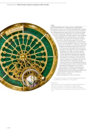 1185
ASTRONOMISCHE TISCHUHR „COPERNIC“
Restauration, Schweiz um 1820/30. Das Zifferblatt und Tellu-
rium signiert F. Ducommun à La Chaux de Fonds. Turmförmi-
ges Alabastergehäuse, geschnitten mit Lorbeerfries, Blüte
sowie Blumengirlande. Zifferblatt mit weissem Emailzif-
ferring und arabischen Stundenzahlen um fein reliefierte
Messingplakette mit Liebessymbolen, darin einge-
setze ovale Email-Kartusche mit Signatur François
Ducommun. Das Gehäuse bekrönt von einem
durch das Uhrwerk angetriebenen, teils durchbro-
chenen sowie vergoldeten Tellurium. Im Zentrum
die Sonne, um die sich im Laufe eines Jahres die
emaillierte Erdkugel bewegt. Diese dreht sich
in 24 Stunden um die eigene Achse und wird
ihrerseits in 29,5 Tagen von einer emaillierten
Mondkugel umrundet. Auf einem kleinen
Zifferring ist anhand eines kleinen festste-
henden geblühten Stahlpfeils das jeweilige
Datum des synodischen Monats ablesbar.
Das Tellurium ist umfasst von einem versil-
berten Jahresring mit Angaben des Monats
sowie des Datums mittels eines festen
Nonius. Darunter ein feststehender Ring mit
12 Emailkartuschen mit den Tierkreiszeichen.
Neuenburger 8-Tagewerk mit 3/4-Stun-
denschlag auf 2 Tonfedern. Ankergang mit
Graham-Hemmung. Das Werk mit kleinem
Hilfszifferblatt für die Einstellung des Werks. Auf
geschwärztem Holzsockel und Glassturz.
Uhr: D 17,5 cm. H 42 cm.
Sockel und Glassturz: D 25 cm. H 57 cm.
Feine Bestossungen am Alabastergehäuse. Funktion
des Werkes und Telluriums nicht geprüft.
Provenienz:
- Bei François Ducommun gekauft von Niklaus Rodolph de
Wattwyl und seither im Besitze der selben Familie.
- Sammlung Friedrich von Tscharner (1868–1952), Bern.
- Durch Erbfolge in den heutigen Besitz, Schweizer Privatbe-
sitz.
| 130
Decorative Arts | Möbel, Pendulen, Tapisserien, Skulpturen, Silber, Porzellan
 