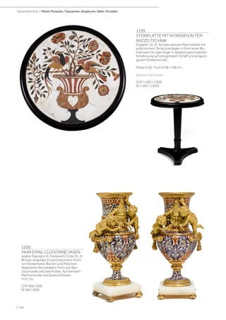 1199
STEINPLATTE MIT INTARSIEN IN TER-
RAZZO TECHNIK
England, 19. Jh. Rundes weisses Marmorblatt mit
polychromen Terrazzoeinlagen in Form einer Blu-
menvase mit zwei Vögel. In späterer geschwärzter
Einrahmung auf oktogonalem Schaft und eingezo-
genem Dreiecksockel.
Platte D 50, Tisch D 58; H 68 cm.
Kleinere Fehlstellen.
CHF 1 500 / 2 000
(€ 1 390 / 1 850)
1200
PAAR EMAIL CLOISONNÉ VASEN
spätes Napoléon III, Frankreich, Ende 19. Jh.
Bronze vergoldet, Email Cloisonné in Form
von Rankenwerk, Blumen und Maschen.
Applizierter Bronzedekor Form von Bac-
chusmaske und zwei Putten. Auf weissem
Marmorsockel und Quetschfüssen.
H 27 cm.
CHF 600 / 900
(€ 560 / 830)
| 142
Decorative Arts | Möbel, Pendulen, Tapisserien, Skulpturen, Silber, Porzellan
 