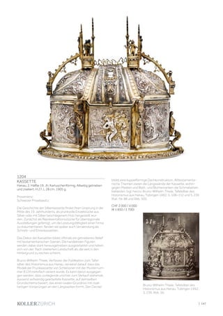 1204
KASSETTE
Hanau, 2. Hälfte 19. Jh. Kartuschenförmig. Allseitig getrieben
und ziseliert. H 27. L 28 cm. 1905 g.
Provenienz:
Schweizer Privatbesitz.
Die Geschichte der Silberkassette findet ihren Ursprung in der
Mitte des 19. Jahrhunderts, als prunkvolle Einzelstücke aus
Silber oder mit Silber beschlagenem Holz hergestellt wur-
den. Zunächst als Repräsentationsstücke für überregionale
Ausstellungen gefertigt, um die Leistungsfähigkeit einer Firma
zu dokumentieren, fanden sie später auch Verwendung als
Schreib- und Ehrenkassetten.
Das Dekor der Kassetten bildet oftmals ein getriebenes Relief
mit testamentarischen Szenen. Die handelnden Figuren
werden dabei stark herausgetrieben ausgearbeitet und heben
sich von der flach ziselierten Landschaft ab, die weit in den
Hintergrund zu reichen scheint.
Bruno-Wilhelm Thiele, Verfasser der Publikation zum Tafel-
silber des Historismus aus Hanau, verweist darauf, dass das
Modell der Prunkkassette von Schleissner mit der Musternum-
mer 8124 mehrfach variiert wurde. Es kann davon ausgegan-
gen werden, dass vorliegende und hier zum Verkauf stehende,
äusserst aufwändig gearbeitete Kassette, auf demselben
Grundschema basiert, das einen ovalen Grundriss mit risali-
tartigen Vorsprüngen an den Längsseiten formt. Den Deckel
bildet eine kuppelförmige Dachkonstruktion. Alttestamenta-
rische Themen zieren die Längswände der Kassette, wohin-
gegen Masken und Blatt- und Blumenranken die Schmalseiten
bekleiden. (vgl. hierzu: Bruno-Wilhelm Thiele, Tafelsilber des
Historismus aus Hanau, Tübingen 1992, S. 108–112 und S. 239
(Kat.-Nr. 88 und Abb. 50)).
CHF 2 000 / 4 000
(€ 1 850 / 3 700)
Bruno-Wilhelm Thiele, Tafelsilber des
Historismus aus Hanau, Tübingen 1992,
S. 239, Abb. 50.
| 147
 