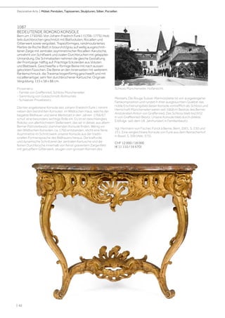 1087
BEDEUTENDE ROKOKO KONSOLE
Bern um 1750/60. Von Johann Friedrich Funk I. (1706-1775). Holz
teils durchbrochen geschnitzt mit Blattvoluten, Rocaillen und
Gitterwerk sowie vergoldet. Trapezförmiges, randmoulüriertes
Marbre de Roche Blatt in braun/rot/grau auf wellig ausgeschnit-
tener Zarge mit zentraler, asymmetrischer Rocaillen-Karutsche,
umrahmt von Schilfwerk und ovalen Durchbrüchen mit gelappter
Umrandung. Die Schmalseiten nehmen die gleiche Gestaltung
der Frontzarge hälftig auf. Prächtige Eckzierden aus Voluten
und Blattwerk. Geschweifte s-förmige Beine mit nach aussen
gelockten Füsschen. Die Beine an den Innenseiten mit weiterem
Rankenschmuck, die Traverse bogenförmig geschweift und mit
rocailllenartiger, sehr fein durchbrochener Kartusche. Originale
Vergoldung. 115 x 58 x 88 cm.
Provenienz:
- Familie von Graffenried, Schloss Münchenwiler.
- Sammlung von Goldschmidt-Rothschild.
- Schweizer Privatbesitz.
Die hier angebotene Konsole des Johann Friedrich Funk I, nimmt
neben den berühmten Konsolen im Wildtschen Haus, welche der
begabte Bildhauer und seine Werkstatt in den Jahren 1766/67
schuf, eine besonders wichtige Rolle ein. Es ist ein beschwingtes
Rokoko von allerhöchstem Stellenwert, das wir in dieser, aus altem
Berner Patrizierbesitz stammenden Konsole finden. Wenig vor
den Wildtschen Konsolen, ca. 1760 entstanden, sticht eine feine
Asymmetrie im Schnitzwerk unserer Konsole aus der traditi-
onellen Formensprache des Bildhauers heraus. Die kraftvolle
und dynamische Schnitzerei der zentralen Kartusche und die
feinen Durchbrüche innerhalb von feinst graviertem Zargenfeld
mit getupftem Gitterwerk, zeugen vom grossen Können des
Meisters. Die Rouge Suisse-Marmorplatte ist von ausgewogener
Farbkomposition und rundet in ihrer ausgesuchten Qualität das
noble Erscheinungsbild dieser Konsole vortrefflich ab. Schloss und
Herrschaft Münchenwiler waren seit 1668 im Besitze des Berner
Aristokraten Anton von Graffenried. Das Schloss blieb bis1932
in von Graffenried-Besitz. Unsere Konsole blieb durch direkte
Erbfolge seit dem 18. Jahrhundert in Familienbesitz.
Vgl. Hermann von Fischer, Fonck à Berne, Bern, 2001, S. 230 und
231. Eine vergleichbare Konsole von Funk aus dem Reinacherhof
in Basel, S. 209 (Abb. 373).
CHF 12 000 / 18 000
(€ 11 110 / 16 670)
Schloss Münchenwiler, Hofansicht.
| 62
Decorative Arts | Möbel, Pendulen, Tapisserien, Skulpturen, Silber, Porzellan
 