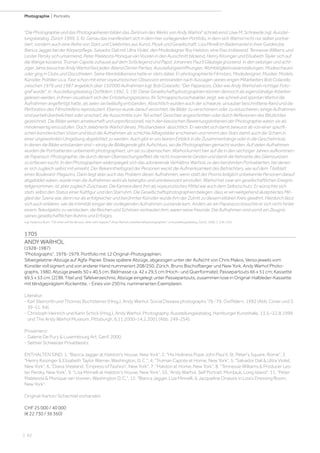 | 62
Photographie | Portraits
1705
ANDY WARHOL
(1928-1987)
Photographs, 1976-1979. Portfolio mit 12 Original-Photographien.
Silbergelatine-Abzüge auf Agfa-Papier. Etwas spätere Abzüge, abgezogen unter der Aufsicht von Chris Makos. Verso jeweils vom
Künstler voll signiert und von anderer Hand nummeriert 208/250. Zürich, Bruno Bischofberger und New York, Andy Warhol Photo-
graphs, 1980. Abzüge jeweils 50 x 40,5 cm, Bildmasse ca. 42 x 29,5 cm (Hoch- und Querformate); Passepartouts 66 x 51 cm; Kassette
69,5 x 53 cm. [2] Bll. Titel und Tafelverzeichnis; Abzüge eingelegt unter Passepartouts, zusammen lose in Original-Halbleder-Kassette
mit blindgeprägtem Rückentite. - Eines von 250 hs. nummerierten Exemplaren.
Literatur:
- Karl Steinorth und Thomas Buchsteiner (Hrsg.). Andy Warhol. Social Disease photographs '76-'79. Ostfildern, 1992 (Abb. Cover und S.
39-51, 94).
- Christoph Heinrich und Karin Schick (Hrsg.). Andy Warhol. Photography. Ausstellungskatalog, Hamburger Kunsthalle, 13.5.–22.8.1999
und The Andy Warhol Museum, Pittsburgh, 6.11.2000–14.2.2001 (Abb. 249-254).
Provenienz:
- Galerie De Pury  Luxembourg Art, Genf, 2000.
- Seither Schweizer Privatbesitz.
ENTHALTEN SIND: 1. Bianca Jagger at Halston's House, New York, 2. His Holiness Pope John Paul II, St. Peter's Square, Rome, 3.
Henry Kissinger  Elizabeth Taylor Warner, Washington, D. C., 4. Truman Capote at Home, New York, 5. Salvador Dali  Ultra Violet,
New York, 6. Diana Vreeland, 'Empress of Fashion', New York, 7. Halston at Home, New York, 8. Tennesse Williams  Producer Les-
ter Persky, New York, 9. Liza Minnelli at Halston's House, New York, 10. Andy Warhol, Self Portrait, Montauk, Long Island, 11. Peter
Malatesta  Monique van Vooren, Washington D. C., 12. Bianca Jagger, Liza Minnelli,  Jacqueline Onassis in Liza's Dressing Room,
New York.
Original-Karton-Schachtel vorhanden.
CHF 25 000 / 40 000
(€ 22 730 / 36 360)
Die Photographie und das Photographieren bilden das Zentrum des Werks von Andy Warhol schrieb einst Uwe M. Schneede (vgl. Ausstel-
lungskatalog, Zürich 1999, S. 6). Genau das manifestiert sich in dem hier vorliegenden Portfolio, in dem sich Warhol nicht nur selber portrai-
tiert, sondern auch eine Reihe von Stars und Celebrities aus Kunst, Musik und Gesellschaft: Liza Minelli im Bademantel in ihrer Garderobe,
Bianca Jagger bei der Körperpflege, Salvador Dali mit Ultra Violet, den Modedeigner Roy Halston, eine Frau imitierend, Tennesse Williams und
Lester Persky sich umarmend, Peter Malatesta Monique van Vooren in den Ausschnitt blickend, Henry Kissinger und Elisabeth Tayler sich auf
die Wange küssend, Truman Capote zuhause auf dem Sofa liegend und Papst Johannes Paul II Gläubige grüssend. In den siebziger und acht-
ziger Jahre besuchte Andy Warhol fast jeden Abend Dinner Parties, Ausstellungseröffnungen, Wohltätigkeitsveranstaltungen, Modeschauen
oder ging in Clubs und Discotheken. Seine Kleinbildkamera hatte er stets dabei. Er photographierte Filmstars, Modedesigner, Musiker, Models,
Künstler, Politiker u.v.a. Fast schon mit einer voyeuristischen Obsession entstanden nach Aussagen seines engen Mitarbeiters Bob Colacello
zwischen 1976 und 1987 angeblich über 150'000 Aufnahmen (vgl. Bob Colacello: Der Paparazzo, Oder wie Andy Warhol ein richtiger Foto-
graf wurde, in: Ausstellungskatalog Ostfildern 1992, S. 19). Diese Gesellschaftsphotographien können dennoch als eigenständige Arbeiten
gelesen werden, in ihnen visualisiert sich der Entstehungsprozess, ihr Schnappschusscharakter zeigt, wie schnell und spontan Warhol die
Aufnahmen angefertigt hatte, als seien sie beiläufig entstanden. Absichtlich wurden auch der schwarze, unsauber beschnittene Rand und die
Perforation des Filmstreifens reproduziert. Ebenso wurde darauf verzichtet, die Bilder zu verschönern oder zu retuschieren, einige Aufnahmen
sind partiell überbelichtet oder unscharf, die Ausschnitte zum Teil schief, Gesichter angeschnitten oder durch Reflexionen des Blitzlichtes
gezeichnet. Die Bilder wirken amateurhaft und unprofessionell, nach den klassischen Bewertungskritierien der Photographie wären sie als
minderwertig einzustufen. Doch zelebrierte Warhol dieses ‚Misshandwerk‘ absichtlich. Er wendet sich damit bewusst ab von einer spezifi-
schen künstlerischen Vision und lässt die Aufnahmen als schlichte Alltagsbilder erscheinen und nimmt den Stars damit auch die Scham in
einer ungewohnten Umgebung abgelichtet zu werden. Auch gibt er uns keinen Einblick in die Zusammenhänge oder in die Geschehnisse,
in denen die Bilder entstanden sind – einzig die Bildlegende gibt Aufschluss, wo die Photographien gemacht wurden. Auf vielen Aufnahmen
wurden die Portraitierten unbemerkt photographiert, um sie zu überraschen. Warhol kurriert hier auf die in den sechziger Jahren aufkommen-
de Paparazzi-Photographie, die durch diesen Überraschungseffekt die nicht inszenierte Gesten und damit die Kehrseite des Glamourösen
zu erfassen sucht. In den Photographien widerspiegelt sich das adorierende Verhältnis Warhols zu den berühmten Portraitierten, bei denen
er sich zugleich selbst mit einreiht. Der Bekanntheitsgrad der Personen weckt die Aufmerksamkeit des Betrachters, wie auf dem Titelblatt
eines Boulevard-Magazins. Darin liegt aber auch das Problem dieser Aufnahmen: wenn statt der Promis lediglich unbekannte Personen darauf
abgebildet wären, würde man die Aufnahmen wohl als belanglos und uninteressant einstufen. Warhol hat zwar am gesellschaftlichen Ereignis
teilgenommen, ist aber zugleich Zuschauer. Die Kamera dient ihm als voyeuristisches Mittel wie auch dem Selbstschutz. Er wünschte sich
stets selbst den Status einer Kultfigur und den Starruhm. Die Gesellschaftsphotographien belegen, dass er ein weitgehend akzeptiertes Mit-
glied der Szene war, denn nur als erfolgreicher und berühmter Künstler wurde ihm der Zutritt zu diesem elitären Kreis gewährt. Hierdurch lässt
sich auch erklären, wie die Intimität einiger der vorliegenden Aufnahmen zustande kam. Anders als ein Paparazzo brauchte er sich nicht hinter
einem Teleobjektiv zu verstecken, die Reichen und Schönen vertrauten ihm, waren seine Freunde. Die Aufnahmen sind somit ein Zeugnis
seines gesellschaftlichen Ruhms und Erfolges.
(vgl. Hubertus Butin: 'Oh when will I be famous, when will it happen?' Andy Warhols Gesellschaftsphotographien, in Ausstellungskatalog, Zürich, 1999, S. 249-255).
 