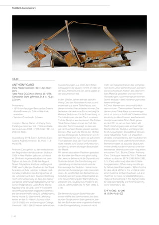 | 46
PostWar  Contemporary
3444
ANTHONY CARO
(New Malden/London 1924 - 2013 Lon-
don)
Table Piece CCLXXXIX (Reno). 1975/76.
Gerosteter Stahl, gefirnisst.64,8 x 172,1 x
22,9 cm.
Provenienz:
- 1978 vom heutigen Besitzer bei Galerie
André Emmerich, Zürich/New York,
erworben.
- Seitdem Privatbesitz Schweiz.
Literatur: Blume, Dieter: Anthony Caro.
Catalogue raisonée, Vol. I. Table and rela-
ted sculptures 1966 - 1978, Köln 1981, Nr.
296 (mit Abb.).
Ausstellung: 1978 Zürich, Anthony Caro.
Galerie André Emmerich, 31. März - 13.
Mai 1978.
Anthony Caro gehört zu den bedeutends-
ten Begründern der abstrakten Skulptur.
1924 in New Malden geboren, schliesst
er 1944 sein Ingenieurstudium mit dem
Diplom ab, besucht 1946 das Regent
Street Polytechnic Institute und beginnt
1947 sein 5-jähriges Studium an der Royal
Academy of Arts, London. In dieser tradi-
tionellen Institution des Königreiches ist
der Lehrplan nach dem Zweiten Weltkrieg
noch sehr konservativ, so dass die stärker
werdende Strömung Abstrakter Kunst hier
keinen Platz hat und Caros frühe Werke
figurativ sind. 1952/53 wird er Assistent
des einflussreichsten englischen Bildhau-
ers der ersten Hälfte des 20. Jahrhunderts,
Henry Moore. Er übernimmt Lehrtätig-
keiten an der St. Martin‘s School of Art
(1953-1967) und am Bennington College,
Vermont (1963-1965). Neben zahlreichen
Auszeichnungen, u.a. 1987 dem Ritter-
schlag durch die Queen, nimmt er 1964 an
der documenta III und vier Jahre später an
der documenta 4 teil.
In den 1960er Jahren wendet sich An-
thony Caro der Abstrakten Kunst zu und
entwickelt u.a. seine Table Pieces, von
denen wir eines hier anbieten können. Sie
bedeuten die bewusste Entscheidung für
kleinere Skulpturen; für die Entwicklung zu
Tischskulpturen, die den Tisch zu einem
Teil der Skulptur werden lassen. Die frühen
Table Pieces haben immer ein Teil, das
über den Tisch hinausragt, so dass sie
gar nicht auf dem Boden plaziert werden
können. Aber auch die Werke der 1970er,
wie das Vorliegende, funktionieren von ih-
rem Massstab her nur, wenn sie auf einem
Tisch platziert sind. Der Tisch wird aber
nicht indirekt zum Sockel umfunktioniert,
sondern zu einem wichtigen Bestandteil
der Plastik.
Mit seinen abstrakten Plastiken gestaltet
der Künstler den Raum und gleichzeitig
die Leere, er beherrscht die Dynamik und
Statik der Arbeit. Die Formfindung und
-gestaltung ist das Kernstück und die
Kernaussage der Skulptur - keine meta-
phorischen Anspielungen oder Assoziati-
onen. „Er verpflichtet den Betrachter zur
Aktivität, weil sich jedes Objekt selbst als
eine neue Erfahrung der Wahrnehmung
anbietet“ (zit.: Skulptur. Die Moderne 19.
und 20. Jahrhundert, Bd. IV, Köln 1986, S.
214).
Die Hinwendung zum Stahl Mitte der
ersten Hälfte des Jahrhunderts, bis dato
wurden Skulpturen in Stein gemacht, bie-
tet den Bildhauern eine ungeahnte Freiheit
in der Formgestaltung, da sie sich nicht
mehr den Gegebenheiten des vorhande-
nen Steins unterwerfen müssen, sondern
durch Schweissen, Nieten, etc. das form-
bare Material gestalten und nach ihren
Vorstellungen zusammensetzen können.
Somit wird auch der Entstehungsprozess
immer wichtiger.
In Caros Werken wird dies eindrücklich
demonstriert: Die einzelnen Elemente, aus
denen unser Table Piece zusammenge-
setzt ist, sind u.a. durch die Schweissnähte
eindeutig zu identifizieren, was bedeutet,
dass jedes einzelne Stück Stahl genau
an dem Ort ist, wo es Caro haben will.
Der Entstehungsprozess wird wichtiger
Bestandteil der Skulptur und begründet
ihre Einzigartigkeit: „Die additive Verwen-
dung industrieller Teile, [...], erlaubt ein
direktes und spontanes, der musikalischen
Improvisation nicht unähnliches Arbeiten.
Bemerkenswert ist, dass die Skulpturen
immer direkt aus dem Material, ohne vor-
bereitende Ideenskizzen oder Maquetten,
entstehen.“ (zit.: Blume, Dieter: Anthony
Caro. Catalogue raisonée, Vol. II. Table and
related sculptures 1979-1980, Köln 1981,
S. 5). Caro selbst sagt über den Entste-
hungsprozess: „Often many months go
by before I see them again ... When I come
to take a look at them, the umbilical cord
which held me to them has been cut and
I feel free to make very radical changes ...
I believe that working in this fashion helps
to keep spontaneity and freshness in my
work“ (ebenda, S. 11).
CHF 40 000 / 60 000
(€ 37 040 / 55 560)
 