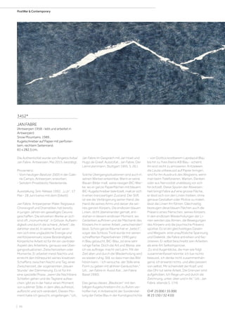 | 56
PostWar  Contemporary
3452*
JAN FABRE
(Antwerpen 1958 - lebt und arbeitet in
Antwerpen)
Snow Mountains. 1989 .
Kugelschreiber auf Papier mit perforier-
tem, rechtem Seitenrand.
61 x 282,5 cm.
Die Authentizität wurde von Angelos bvba/
Jan Fabre, Antwerpen, Mai 2015, bestätigt.
Provenienz:
- Vom heutigen Besitzer 2000 in der Gale-
rie Campo, Antwerpen, erworben.
- Seitdem Privatbesitz Niederlande.
Ausstellung: Sint-Niklaas 1992. „Li jn“, 17
Mai - 28 Juni (verso mit dem Etikett).
Jan Fabre, Antwerpener Maler, Regisseur,
Choreograf und Dramatiker, hat bereits
in jungen Jahren ein gewaltiges Oeuvre
geschaffen. Die einzelnen Werke an sich
sind oft „monumental“, in Grösse, Aufwen-
digkeit und durch die schiere „Arbeit“, die
dahinter steckt. In seiner Kunst verei-
nen sich eine unglaubliche Energie und
viel Körpereinsatz sowie Beständigkeit.
Körperliche Arbeit ist für ihn ein zentraler
Aspekt des Arbeitens, genauso wie Über-
gangssituationen, Zwischenzeiten oder
Momente. Er arbeitet meist Nachts und
erreicht den Höhepunkt seines kreativen
Schaffens zwischen Nacht und Tag, einer
Zwischenzeit, der sogenannten „blauen
Stunde“ der Dämmerung. Es ist für ihn
eine spezielle Phase, „wenn die Nachttiere
Schlafen gehen und die Tagtiere aufwa-
chen, gibt es in der Natur einen Moment
von sublimer Stille, in dem alles aufreisst,
aufbricht und sich verändert. Diesen Mo-
ment habe ich gesucht, eingefangen.“ (zit.:
Jan Fabre im Gespräch mit Jan Hoet und
Hugo de Greef, Ausst.Kat.: Jan Fabre. Der
Leimrutenmann, Stuttgart 1995, S. 26.).
Solche Übergangssituationen sind auch in
seinen Werken erkennbar. Wenn er seine
Blauen Bilder malt, seine riesigen BIC-Wer-
ke, wo er ganze Papierflächen mit blauem
BIC-Kugelschreiber bekritzelt, malt er sich
in einen tranceartigen Zustand. Der Stift
ist wie die Verlängerung seiner Hand, die
Hand die seines Arms und dieser die sei-
nes ganzen Körpers. Die endlosen blauen
Linien, dicht übereinander gemalt, ent-
stehen in diesem endlosen Moment, wo
Gedanken aufhören und die Mechanik des
Körpers ihn in seiner Arbeit „verschwinden“
lässt. Schon ganze Räume hat er „bebict“,
sogar das Schloss Tivoli wurde mit seinen
schraffierten Papierbahnen 1990 ganz
in Blau getaucht. BIC-Blau „ist eine sehr
ruhige Farbe. Doch die Art und Weise, wie
ich sie auftrage, macht viel Lärm. Mit der
Zeit aber und durch die Wiederholung wird
es wieder ruhig. Still, so dass man das Bild
hören kann. - Ich versuche, der Stille eine
Form zu geben mit all ihren Geräuschen.“
(zit.: Jan Fabre in: Ausst.Kat.: Jan Fabre,
Basel 1990).
Das genau dieses „Blaubicen“ mit den
billigen Kugelschreibern ihn zu Ruhm ver-
holfen hat, in Anbetracht der Sonderstel-
lung der Farbe Blau in der Kunstgeschichte
- von Giottos kostbarem Lapislazuli Blau
bis hin zu Yves Kleins IKB Blau - scheint
ihn erst recht zu amüsieren. Kritzeleien,
die Leute unbewusst auf Papier bringen,
sind für ihn Ausdruck des Wegseins, wenn
man beim Telefonieren, Warten, Denken
oder aus Nervosität unablässig vor sich
hin kritzelt. Diese Spuren der Abwesen-
heit bringt Fabre auf eine grosse Fläche,
er lässt sich von den Linien treiben, ohne
genaue Gestalten oder Motive zu malen,
lässt die Linien ihn führen. Gleichzeitig
bezeugen diese blauen Flächen auch die
Präsenz eines Menschen, seines Körpers.
In den endlosen Wiederholungen der Li-
nien werden das Atmen, die Bewegungen
des Körpers und die psychische Präsenz
spürbar. Es ist ein gleichzeitiges Dasein
und Wegsein, eine unauflösliche Spannung
und Dialektik, die Fabre antreiben und fas-
zinieren. Er selbst beschreibt sein Arbeiten
als eine Art Selbsthypnose.
„Es sind Augenblicke, die man wie folgt
zusammenfassen könnte: ich tue nichts
bewusst, ich denke nicht zusammenhän-
gend, ich erwarte nichts, und alles passiert
von selbst. Mir schwindelt der Kopf, und
das Ohr tut seine Arbeit. Die Grenzen sind
aufgehoben. Ich fliege um und durch die
Zeichnung, unter, über und in ihr.“ (zit.: Jan
Fabre, ebenda S. 174).
CHF 25 000 / 35 000
(€ 23 150 / 32 410)
 