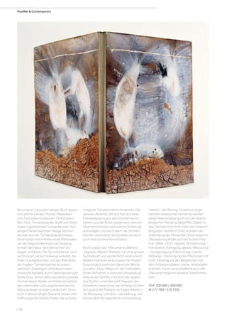 | 88
PostWar  Contemporary
Bei unserem grossformatigen Buch lassen
sich etliche Details, Muster, Materialien
und Techniken entdecken: Öl, Emulsion,
Blei, Holz, Terrakottaerde, Stoff und Draht
sowie 5 getrocknete Sonnenblumen. Auf
einigen Seiten wachsen riesige Sonnen-
blumen aus der Terrakottaerde heraus.
Eindrücklich nutzt Kiefer seine Materialien,
um die Abgestorbenheit und Vergäng-
lichkeit der Natur dem Betrachter vor
Augen zu führen. Die Sonnenblumen sind
vertrocknet, wirken teilweise verkohlt, die
Erde ist aufgebrochen und das Abbrökeln
der fragilen Terrakottaerde ist unaus-
weichlich. Gesteigert wird diese melan-
cholische Ästhetik durch seine bevorzugte
Farbe Grau. Schon allein das eindrucksvolle
Format dieser Arbeit vermittelt ein Gefühl
der unheilvollen und ungeheuerlichen Er-
fahrung dieser dunkeln Landschaft. Doch
auch in dieser kargen Szenerie lassen sich
hoffnungsvolle Details finden, die auf eine
mögliche Transformation hindeuten. Die
weissen Akzente, die sich fast aus einer
Kreisbewegung aus dem Dunkel hervor-
heben, und die feinen goldenen Linien am
Oberrand könnten eine solche Änderung
ankündigen; und auch wenn die Sonnen-
blumen vertrocknet sind, haben sie doch
auch eine positive Konnotation.
Nicht zuletzt der Titel unseres Werkes
„Nigredo-Albedo-Rubedo“ hat eine grosse
Symbolkraft und verdeutlicht eindrücklich
Kiefers Interesse an europäischer Mystik.
Ursprünglich stammen diese drei Worte
aus dem „Opus Magnum“ der mittelalter-
lichen Alchemie, in dem die Umwandlung
eines jeden Stoffes in Gold in vier, später
drei Stufen, unterteilt wird: Nigredo, die
Schwärze, bezeichnet den Anfang und den
Urzustand der Materie; es folgen Albedo –
die Weissung, citrinitas – die Gelbung, und
letztendlich die eigentliche Umwandlung:
rubedo – die Rötung. Parallel zur soge-
nannten praktischen Alchemie werden
diese Ideenansätze auch von der abend-
ländischen Mystik aufgegriffen. Dabei ist
das Ziel natürlich nicht mehr die Umwand-
lung eines Stoffes in Gold, sondern die
Vollendung des Menschen. Eine mögliche
Übersetzung findet sich bei Gustav Mey-
rink (1868-1932): nigredo (Schwärzung) –
Individation, Reinigung; albedo (Weissung)
– Vergeistigung, Erleuchtung; rubedo
(Rötung) – Vereinigung des Menschen mit
Gott, Vereinigung des Begrenzten mit
dem Unbegrenzbaren (siehe: wikipediaAl-
chemie). Somit versinnbildlicht auch der
Titel eine mögliche, positive Transforma-
tion.
CHF 300 000 / 400 000
(€ 277 780 / 370 370)
 