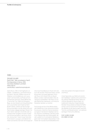 | 92
PostWar  Contemporary
3482
SYLVIE FLEURY
(Genf 1961 - lebt und arbeitet in Genf)
First Spaceship on Venus. 1995.
Verzinktes Stahlblech und Stahl.
Höhe 218 cm.
Leichte Rost- sowie Korrosionsspuren.
Sylvie Fleury, 1961 in Genf geboren, ist
Objekt-, Installations- und Performance-
künstlerin. Seit den 1990ern hat sie mit
Objekten und Installationen von Luxus-
gütern wie Kosmetik und Mode auf sich
aufmerksam gemacht. Diese Werke wie
„C’est la Vie!“ von 1990, ihre Shopping
Bags, wo eine Vielzahl von Einkaufstaschen
von Luxusmarken wie Chanel auf dem
Boden stehen, weisen auf das heutige
Konsumverhalten und die starke Aura und
Macht dieser allgegenwärtigen Marken hin.
Auch sehen viele darin eine Kritik oder zu-
mindest einen Vergleich mit dem moder-
nen Konsumverhalten in der Kunst. Auch
hier „konsumiert“ manch neuer Sammler
Kunst wie ein Luxusgut, und Galerien be-
reiten sich bereits nach der Vernissage auf
eine neue Ausstellung vor. Kunst wird, wie
auch die neusten Trends der Mode, schnell
konsumiert und rasant geändert. Doch
übt Fleury nicht direkt Kritik an diesem
Ablauf, sondern stellt denselben eher als
Tatsache und Realität in den Raum. Es ist
dem Betrachter überlassen, sich kritische
Gedanken darüber zu machen.
Auch bringt sie durch ihre Werke etwas
sehr Weibliches in die männerdominierte
Kunstszene. Viele ihrer Stücke bestehen
aus typisch männlichen Objekten wie Au-
tos, Motoren und Raketen, die Fleury aber
in ein Material oder eine Farbe kleidet, die
sehr weiblich ist. So entstehen fellüberzo-
gene oder hoch polierte Spaceships in den
Farben der neusten Kosmetikkollektionen
oder etwa goldene Hochglanzmotoren
und Pneus.
Unser Spaceship, aus Stahl und verzink-
tem Stahlblech, welches eine schimmern-
de, polierte Oberfläche bietet, liefert ein
schönes Beispiel für Fleurys Spiel mit
traditionell maskulinen Gegenständen.
Darüber hinaus bietet es Anlass für Refle-
xionen rund um kosmische Entgrenzung,
das Weltall und die Spannungen zwischen
Technik und Glaubensshäre - ein weiteres
wichtiges Thema ihres Werkes.
CHF 15 000 / 25 000
(€ 13 890 / 23 150)
 