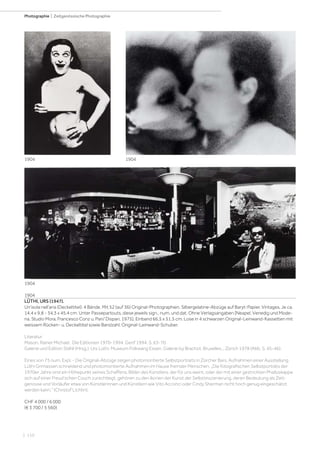 | 110
Photographie | Zeitgenössische Photographie
1904
LÜTHI, URS (1947).
Un‘isola nell‘aria (Deckeltitel). 4 Bände. Mit 52 (auf 36) Original-Photographien. Silbergelatine-Abzüge auf Baryt-Papier. Vintages. Je ca.
14,4 x 9,8 - 34,3 x 45,4 cm. Unter Passepartouts, diese jeweils sign., num. und dat. Ohne Verlagsangaben [Neapel, Venedig und Mode-
na, Studio Mora, Francesco Conz u. Pari/ Dispari, 1975]. Einband 66,5 x 51,5 cm. Lose in 4 schwarzen Original-Leinwand-Kassetten mit
weissem Rücken- u. Deckeltitel sowie Bandzahl, Original-Leinwand-Schuber.
Literatur:
Mason, Rainer Michael. Die Editionen 1970-1994. Genf 1994. S. 63-70.
Galerie und Edition Stähli (Hrsg.). Urs Lüthi. Museum Folkwang Essen, Galerie Isy Brachot, Bruxelles... Zürich 1978 (Abb. S. 45-46).
Eines von 75 num. Expl. - Die Original-Abzüge zeigen photomontierte Selbstportraits in Zürcher Bars, Aufnahmen einer Ausstellung,
Lüthi Grimassen schneidend und photomontierte Aufnahmen im Hause fremder Menschen. „Die fotografischen Selbstporträts der
1970er Jahre sind ein Höhepunkt seines Schaffens. Bilder des Künstlers, der für uns weint, oder der mit einer gestrickten Phalluskappe
sich auf einer Freud‘schen Couch zurechtlegt, gehören zu den Ikonen der Kunst der Selbstinszenierung, deren Bedeutung als Zeit-
genosse und Vorläufer etwa von Künstlerinnen und Künstlern wie Vito Acconci oder Cindy Sherman nicht hoch genug eingeschätzt
werden kann.“ (Christof Lichtin).
CHF 4 000 / 6 000
(€ 3 700 / 5 560)
1904
1904
1904
 