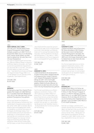 | 2
Photographie | Historische- und Reisephotographie
1601
HEER, SAMUEL (1811-1889).
„M. H de Loriol“. Portrait zweier Frauen.
Original-Photographie. Ankol. Daguer-
reotypie. Lausanne, um 1850. 7,2 x 6 cm
(Ausschnitt), Platte 13 x 11 cm. Rückseitig
mont.: lithogr. Studio-Etikett. Von alter
Hand hs. bezeichnet. Alt unter Glas mont
mit verg. Passepartout.
Der Glarner Daguerrotypist Samuel Heer,
der 1848 sein eigenes Atelier in Lausanne
eröffnete, habe es verstanden „das Todte
[sic] bei den gewöhnlichen Daguerreoty-
pen verschwinden zu machen... und seinen
Portraits Seele und Leben einzuhau-
chen...“ (vgl. René Perret, Kunst und Magie
der Daguerreotypie, Brugg, 2006, S. 9).
- In den Rändern und um den Ausschnitt
angelaufen. Glas angeschmutzt.
CHF 400 / 700
(€ 370 / 650)
1602
ANONYM.
Portrait einer jungen Frau. Original-Photo-
graphie. Pannotypie. Um 1860. Bildmass
9,7 x 7,2 (ovaler Ausschnitt); Blattgrösse
10,5 x 8,3 cm. Alt unter Glas mont. mit ver-
goldetem Passepartout (neu gefasst).
Das von der Pariser Firma Wulff & Co.
bereits 1853 erfundene Verfahren der Pan-
noytpie (auch Linotypie) wurde vor allem in
den Jahren 1859-1863 verwendet. Wie bei
anderen alten photographischen Verfah-
ren handelt es sich bei der Pannotypie um
ein Negativ. Als Bildträger diente meist
ein gewachstes Leinentuch. Das hatte im
Gegensatz zur Ambrotypie den Vorteil,
dass das Bild nicht zerbrechen konnte. Der
Nachteil hingegen war, dass der Schicht-
träger austrocknete und das Bild rissig
wurde bzw. zerfiel. Mit dem Aufkommen
der Ferrotypie und dem Albuminverfahren
verschwand die Pannotypie fast gänzlich.
Aufgrund der relativ kurzen Produktionpha-
se und der Empfindlichkeit des Materials
haben sich nur wenige Exemplare erhalten
(Vgl. Eder, Josef. Ausführliches Handbuch
der Photographie, 2. Teil. Halle a. S. 1897). -
Leichte Falzspuren vom Druck. Insgesamt
aber in aussergewöhnlich guter Erhaltung.
CHF 300 / 500
(€ 280 / 460)
1603
VUAGNAT, G. (XIX).
„Catherine de Buren née de Senarclens
St. Denis Feme du Baron de Buren decedé
au Chateau de Vaum-araren [=Vaumar-
cus]“. Original-Photographie. Salzpapier-
Abzug. Vor 1857. 14,5 x 10,5 (ovaler
Ausschnitt);Verso mont.: lithgr. Photo-
graphen-Etikett mit Studio-Adresse. Hs.
bezeichnet von alter Hand. Alt unter Glas
mont. mit verg. Passepartout (neu gefasst).
Das Portrait zeigt Katherine von Büren
(geborene Senarclens-Grancy; 1796-
1857), die Frau vom Baron Albert von
Büren (1791-1873) in hohem Alter, auf
einem Stuhl sitzend und den Betrachter
frontal anblickend. Die Familie von Büren
ist ursprünglich ein Berner Patrizierge-
schlecht, das seit dem 14. Jahrhundert
das Burgerrecht der Stadt Bern besitzt.
- Kl. Papierabrieb oben rechts (ausserhalb
der Darstellung).
CHF 400 / 600
(€ 370 / 560)
1604
VUAGNAT, G. (XIX).
„Catherine de Buren née de Senarclens
(St. Denis) decedée en 1857 Chateau
de Vaumaren Canton de Neuchatel“.
Original-Photographie. Salzpapier-Ab-
zug, schwarze Feder, weiss gehöht. Vor
1857.14,5 x 10,5 (ovaler Ausschnitt); Verso
hs. bezeichnet von alter Hand. Alt unter
Glas mont., Holzrahmen.
Das Portrait zeigt Katherine von Büren
(geborene Senarclens-Grancy; 1796-
1857) in hohem Alter, Die Familie von
Büren ist ein altes Berner Patrizierge-
schlecht, das seit dem 14. Jahrhundert
das Burgerrecht der Stadt Bern besitzt. -
In sehr guter Erhaltung.
CHF 300 / 500
(€ 280 / 460)
1605
MONARCHIE -
Privates Photo-Album mit Cartes-de-
Visites. 44 Original-Photographien von A.
F. Détraz, S. Heer-Tschudi, F. Vuagnat, A.
Garcin, u. a. Albumin-Abzüge. Lausanne,
Genf, Fechy, u. a., ca. 1860-1870. Carte de
Visite (ca. 13 x 9 cm); Album Kl.-8° (14,5 x
12 cm). Auf bedruckten Trägerkartons auf-
gezogen. Lose in privatem Leder-Album d.
Z. mit 4 Stoff-Schliessen.
Portraits von Adligen und höfischem
Umfeld, darunter eine Aufnahme von Prinz
Albert von Sachsen-Coburg und Gotha
(1819–1861), dem Gemahl der Queen
Victoria (1819–1901). - BEIGELEGT: 50
lose Original-Photographien. Zumeist
England, ca. 1860-1880. Cartes-de-Visi-
tes u. Kabinettformat (ca. 14 x 10 cm).
CHF 300 / 500
(€ 280 / 460)
16031601 1602
 