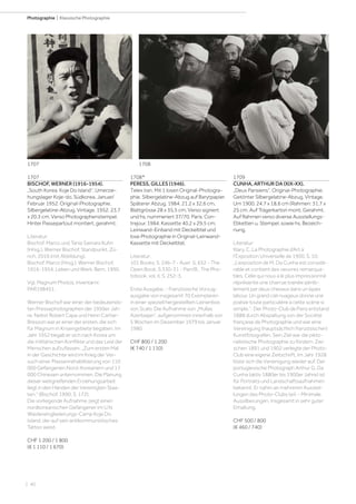 | 40
Photographie | Klassische Photographie
1707
BISCHOF, WERNER (1916-1954).
„South Korea. Koje Do Island“. Umerzie-
hungslager Koje-do, Südkorea. Januar/
Februar 1952. Original-Photographie.
Silbergelatine-Abzug. Vintage. 1952. 23,7
x 20,3 cm. Verso Photographenstempel.
Hinter Passepartout montiert, gerahmt.
Literatur:
Bischof, Marco und Tania Samara Kuhn
(Hrsg.). Werner Bischof, Standpunkt. Zü-
rich, 2016 (mit Abbildung).
Bischof, Marco (Hrsg.). Werner Bischof,
1916-1954, Leben und Werk. Bern, 1990.
Vgl. Magnum Photos, Inventarnr.
PAR198451.
Werner Bischof war einer der bedeutends-
ten Pressephotographen der 1950er Jah-
re. Nebst Robert Capa und Henri Cartier-
Bresson war er einer der ersten, die sich
für Magnum in Krisengebiete begaben. Im
Jahr 1952 begab er sich nach Korea um
die militärischen Konflikte und das Leid der
Menschen aufzufassen. „Zum ersten Mal
in der Geschichte wird im Krieg der Ver-
such einer Massenrehabilitierung von 110
000 Gefangenen Nord-Koreanern und 17
000 Chinesen unternommen. Die Planung
dieser weitgreifenden Erziehungsarbeit
liegt in den Händen der Vereinigten Staa-
ten.“ (Bischof, 1990, S. 172).
Die vorliegende Aufnahme zeigt einen
nordkoreanischen Gefangener im U.N.
Wiedereingliederungs-Camp Koje Do
Island, der auf sein antikommunistisches
Tattoo weist.
CHF 1 200 / 1 800
(€ 1 110 / 1 670)
1708*
PERESS, GILLES (1946).
Telex Iran. Mit 1 losen Original-Photogra-
phie. Silbergelatine-Abzug auf Barytpapier.
Späterer Abzug, 1984. 21,2 x 32,6 cm,
Blattgrösse 28 x 35,5 cm. Verso signiert
und hs. nummeriert 37/70. Paris, Con-
trejour, 1984. Kassette 40,2 x 29,5 cm.
Leinwand-Einband mit Deckeltitel und
lose Photographie in Original-Leinwand-
Kassette mit Deckeltitel.
Literatur:
101 Books, S. 246-7 - Auer S. 652 - The
Open Book, S.330-31 - Parr/B., The Pho-
tobook, vol. II, S. 252-3.
Erste Ausgabe. - Französische Vorzug-
ausgabe von insgesamt 70 Exemplaren
in einer speziell hergestellten Leinenbox
von Scalo. Die Aufnahme von „Mullas
Azerbaijan“, aufgenommen innerhalb von
5 Wochen im Dezember 1979 bis Januar
1980.
CHF 800 / 1 200
(€ 740 / 1 110)
1709
CUNHA, ARTHUR DA (XIX-XX).
„Deux Parisiens“. Original-Photographie.
Getönter Silbergelatine-Abzug. Vintage.
Um 1900. 24,7 x 18,6 cm (Rahmen: 31,7 x
25 cm. Auf Trägerkarton mont. Gerahmt.
Auf Rahmen verso diverse Ausstellungs-
Etiketten u. Stempel, sowie hs. Bezeich-
nung.
Literatur:
Klary, C. La Photographie d‘Art à
l‘Exposition Universelle de 1900, S. 10:
„L‘exposition de M. Da Cunha est considé-
rable et contient des oeuvres remarqua-
bles. Celle qui nous a le plus impressionné
représente une charrue trainée pénib-
lement par deux chevaux dans un épais
labour. Un grand ciel nuageux donne une
poésie toute particulière à cette scène si
simple.“. Der Photo-Club de Paris entstand
1888 durch Abspaltung von der Société
française de Photographie und war eine
Vereinigung (hauptsächlich französischer)
Kunstfotografen. Sein Ziel war die pikto-
rialistische Photographie zu fördern. Zwi-
schen 1891 und 1902 verlegte der Photo-
Club eine eigene Zeitschrift. Im Jahr 1928
löste sich die Vereinigung wieder auf. Der
portugiesische Photograph Arthur G. Da
Cunha (aktiv 1880er bis 1900er Jahre) ist
für Portraits und Landschaftsaufnahmen
bekannt. Er nahm an mehreren Ausstel-
lungen des Photo-Clubs teil. - Minimale
Aussilberungen. Insgesamt in sehr guter
Erhaltung.
CHF 500 / 800
(€ 460 / 740)
17081707
 