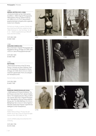 | 64
Photographie | Portraits
1768
KRENN, ANTON (1874-1958).
„Ferdinand Hodler auf der Höhe seines
Schaffens“, 1908. Original-Photographie.
Silbergelatine-Abzug. Späterer Abzug,
um 1940.12,2 x 11,7 cm. Verso Photo-
graphenstempel und gedruckte Legende,
sowie mont. Etikette.
Portrait von Hodler in seinem Genfer Ate-
lier an der Rue du Rhône, aufgenommen
1908. Publiziert in: „Der Sonntag“, Nr. 20,
S. 12. - Skalierungsanweisung in Bleistift
recto, leichter Eckfalz.
CHF 300 / 500
(€ 280 / 460)
1769
SCALFARI, ENRICA (XX).
RoyLichtenstein.Original-Photographie.Sil-
bergelatine-Abzug.Vintage.Um1995.23,8
x30,3cm.VersoPhotographenstempel.
CHF 300 / 500
(€ 280 / 460)
1770
KEYSTONE.
„French Artist arrives on the SS. Ile de
France“. Portrait von Henri Matisse. Origi-
nal-Photographie. Silbergelatine-Abzug.
Vintage. Um 1930. 20,3 x 15,5 cm. Verso
mehrfach gestempelt. Mont. Drucklegen-
de. Passepartouriert.
Keiner Eckfalz unten links.
CHF 500 / 800
(€ 460 / 740)
1771
DUNCAN, DAVID DOUGLAS (1916).
„2,000 help launch Picasso Exhibition“. Pa-
blo Picasso isst einen Fisch, dessen Gräten
dann in Ton abgedruckt wird. Villa La Califor-
nie, Cannes, April 1957. Original-Photogra-
phie. Silbergelatine-Abzug. Etwas späterer
Abzug, dat. 7.6.1960. Bildmass 15 x 14 cm;
Blattgrösse 16,2 x 15,2 cm. Verso Agentur-
Stempel. Gedruckte Original-Legende lose
beiliegend. Unter Passepartout.
Literatur:
Müller, Markus (Hrsg.). Picasso bei der
Arbeit. Durch die Linse von David Douglas
Duncan. Köln, 2011 (Abb. Nr. 75).
Leicht verfärbt aufgrund schlechter Ent-
wicklung.
CHF 400 / 700
(€ 370 / 650)
1767 1768
1769
1770 1773
 