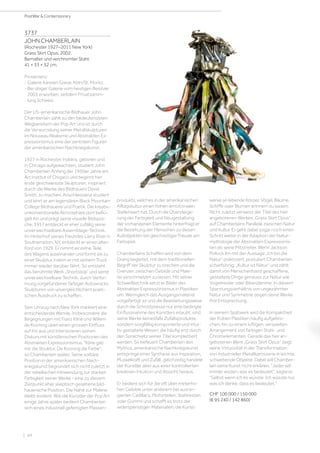 | 44
PostWar  Contemporary
3737
JOHN CHAMBERLAIN
(Rochester 1927–2011 New York)
Grass Skirt Opus. 2002.
Bemalter und verchromter Stahl.
41 × 33 × 32 cm.
Provenienz:
- Galerie Karsten Greve, Köln/St. Moritz.
- Bei obiger Galerie vom heutigen Besitzer
2003 erworben, seitdem Privatsamm-
lung Schweiz.
Der US-amerikanische Bildhauer John
Chamberlain zählt zu den bedeutendsten
Wegbereitern der Pop Art und ist durch
die Verwurzelung seiner Metallskulpturen
im Nouveau Réalisme und Abstrakten Ex-
pressionismus eine der zentralen Figuren
der amerikanischen Nachkriegskunst.
1927 in Rochester, Indiana, geboren und
in Chicago aufgewachsen, studiert John
Chamberlain Anfang der 1950er Jahre am
Art Institut of Chigaco und beginnt hier
erste geschweisste Skulpturen, inspiriert
durch die Werke des Bildhauers David
Smith, zu machen. Anschliessend studiert
und lehrt er am legendären Black Mountain
College Bildhauerei und Poetik. Die kreativ-
unkonventionelle Atmosphäre dort beflü-
gelt ihn und prägt seine visuelle Bildspra-
che. 1957 entdeckt er eher zufällig seine
unverwechselbare Assemblage-Technik.
Im Hinterhof seines Freundes Larry River in
Southampton, NY, entdeckt er einen alten
Ford von 1929. Er nimmt einzelne Teile
des Wagens auseinander und formt sie zu
einer Skulptur, indem er mit seinem Truck
immer wieder darüber fährt. So entsteht
das berühmte Werk „Shortstop“ und seine
unverwechselbare Technik, durch Verfor-
mung vorgefundener farbiger Autowracks
Skulpturen von unvergleichlichem poeti-
schen Ausdruck zu schaffen.
Sein Umzug nach New York markiert eine
entscheidende Wende. Insbesondere die
Begegnungen mit Franz Kline und Willem
de Kooning üben einen grossen Einfluss
auf ihn aus und intensivieren seinen
Diskurs mit künstlerischen Positionen des
Abstrakten Expressionismus. Kline gab
mir die Struktur. De Kooning die Farbe,
so Chamberlain später. Seine solitäre
Position in der amerikanischen Nach-
kriegskunst begründet sich nicht zuletzt in
der rebellischen Hinwendung zur starken
Farbigkeit seiner Werke - eine zu diesem
Zeitpunkt eher skeptisch gesehene bild-
hauerische Position. Die Nähe zur Malerei
bleibt evident. Wie die Künstler der Pop Art
einige Jahre später bedient Chamberlain
sich eines industriell gefertigten Massen-
produkts, welches in der amerikanischen
Alltagskultur einen hohen emotionalen
Stellenwert hat. Durch die Übersteige-
rung der Farbigkeit und Neugestaltung
der vorhandenen Elemente hinterfragt er
die Beziehung der Menschen zu diesen
Kultobjekten bei gleichzeitiger Freude am
Farbspiel.
Chamberlains Schaffen wird von dem
Drang begleitet, mit dem traditionellen
Begriff der Skulptur zu brechen und die
Grenzen zwischen Gebilde und Male-
rei verschmelzen zu lassen. Mit seiner
Schweißtechnik setzt er Bilder des
Abstrakten Expressionismus in Plastiken
um. Wenngleich das Ausgangsmaterial
vorgefertigt ist und die Bearbeitungsweise
durch die Schrottpresse nur eine bedingte
Einflussnahme des Künstlers erlaubt, sind
seine Werke keinesfalls Zufallsprodukte,
sondern sorgfältig komponierte und intui-
tiv gestaltete Wesen, die häufig erst durch
den Sprachwitz seiner Titel komplettiert
werden. So befeuert Chamberlain den
Mythos, amerikanische Nachkriegskunst
entspringe einer Synthese aus Inspiration,
Muskelkraft und Zufall, gleichzeitig handele
der Künstler aber aus einer kontrollierten
kreativen Intuition und Absicht heraus.
Er bedient sich für die oft über meterho-
hen Gebilde unter anderem bei ausran-
gierten Cadillacs, Motorteilen, Stahlresten
oder Gummi und schafft es trotz der
widerspenstigen Materialien, die Kunst-
werke an lebende Körper, Vögel, Bäume,
Schiffe oder Blumen erinnern zu lassen.
Nicht zuletzt verweist der Titel des hier
angebotenen Werkes „Grass Skirt Opus“
auf Chamberlains Parallele zwischen Natur
und Kultur. Er geht dabei sogar noch einen
Schritt weiter in der Adaption der Natur-
mythologie der Abstrakten Expressionis-
ten als seine Mitstreiter. Wenn Jackson
Pollock ihn mit der Aussage:„Ich bin die
Natur“ praktiziert, postuliert Chamberlain
scharfsinnig: „Kultur ist Natur“ und zählt
damit von Menschenhand geschaffene,
gestaltete Dinge genauso zur Natur wie
Vogelnester oder Biberdämme. In diesem
Spannungsverhältnis von ungezähmter
Natur und Symmetrie zeigen seine Werke
ihre Entsprechung.
In seinem Spätwerk wird die Kompaktheit
der frühen Plastiken häufig aufgebro-
chen, hin zu einem luftigen, verspielten
Arrangement von farbigen Stahl- und
Chromelementen. Gerade das hier an-
gebotenen Werk „Grass Skirt Opus“ zeigt
seine Virtuosität in der Transformation
von industrieller Metallkarosserie in leichte,
schwebende Objekte. Dabei will Chamber-
lain seine Kunst nicht erklären. Jeder will
immer wissen, was es bedeutet, sagte er.
Selbst wenn ich es wüsste: Ich wüsste nur,
was ich denke, dass es bedeutet.
CHF 100 000 / 150 000
(€ 95 240 / 142 860)
 