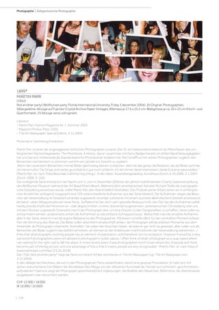 | 146
Photographie | Zeitgenössische Photographie
1899*
MARTIN PARR
(1952)
Not another party! (Wolfsonian party, Florida International University, Friday 3 december 2004). 30 Original-Photographien.
Silbergelatine-Abzüge auf Fujicolor Crystal Archive Paper. Vintages. Bildmass je 17,6 x 25,2 cm; Blattgrösse je ca. 20 x 25 cm (Hoch- und
Querformate). 25 Abzüge verso voll signiert.
Literatur:
- Martin Parr, Fashion Magazine Nr. 1, Sommer 2005.
- Magnum Photos, Paris, 2005.
- The Art Newspaper, Special Edition, 4.12.2004.
Provenienz: Sammlung Frankreich.
Martin Parr ist einer der angesagtesten britischen Photographen unserer Zeit. Er ist insbesondere bekannt als Mitverfasser des um-
fangreichen Nachschlagewerks The Photobook: A History, das er zusammen mit Gerry Badger bereits im dritten Band herausgegeben
hat und das sich mittlerweile als Standardwerk für Photobücher etabliert hat. Parr schafft es mit seinen Photographien zugleich den
Betrachter nachdenklich zu stimmen und ihm ein Lächeln ins Gesicht zu zaubern:
„Wenn die Leute beim Betrachten meiner Bilder gleichzeitig weinen und lachen, dann ist das genau die Reaktion, die die Bilder auch bei
mir hervorrufen. Die Dinge sind weder grundsätzlich gut noch schlecht. Ich bin immer daran interessiert, beide Extreme darzustellen.“
(Martin Parr zit. nach Tobia Bezzola Cathrine Hug (Hrsg.) . In den Alpen. Ausstellungskatalog, Kunsthaus Zürich, 6.10.2006-2.1.2007.
Zürich, 2006, S. 162).
Die vorliegende Serie entstand in der Nacht vom 3. zum 4. Dezember 2004 bei der jährlich stattfindenden Charity Galaveranstaltung
des Wolfsonian Museum während der Art Basel Miami Beach. Während dem amerikanischen Künstler Richard Tuttle die szenographi-
sche Gestaltung anvertraut wurde, sollte Martin Parr den Abend bildlich festhalten. Das Produkt seiner Arbeit sehen wir in umfangrei-
cher Anzahl hier vorliegend. Insgesamt sind 139 unterschiedliche Aufnahmen aus der Serie bekannt. Die Aufnahmen zeigen die Besu-
cher der Veranstaltung im Gespräch einander zugewandt, einander zuhörend, mit einem (zumeist alkoholischen) Getränk anstossend,
lächelnd – eben Alltagssituationen einer Party. Auffallend ist der doch sehr spezielle Bildausschnitt, den Parr bei den Aufnahmen wählt:
häufig sind die Köpfe der Personen an- oder abgeschnitten, in einer dreiviertel (sogenannten „amerikanischen“) Einstellung oder uns
mit dem Rücken zugewandt. Einerseits macht der Photograph dies, um eine Distanz zu den Dargestellten zu schaffen, diese sollen so
anonymisiert werden, andererseits wirken die Aufnahmen so wie einfache Schnappschüsse. Betrachtet man die einzelne Aufnahme
aber in der Serie, erkennt man die eigene Bildsprache des Photographen. Mit einem scharfen Blick für den sinnhaften Moment erfasst
Parr die Stimmung des Abends. Die Bilder sollen absichtlich amateurhaft wirken, der Photograph will die erlebten Momente aus dem
Hinterhalt, als Photograph unbemerkt, festhalten. Sie sollen den Anschein haben, als wäre er gar nicht da gewesen, aber sollen uns als
Betrachter der Bilder zugleich das Gefühl vermitteln, wir können an den Erlebnissen und Emotionen der Veranstaltung teilnehmen. „I
think that all photography involving people has an element of exploitation, and therefore I am no exception. However it would be a very
sad world if photographers were not allowed to photograph in public places. I often think of what I photograph as a soap opera where
I am waiting for the right cast to fall into place. In more recent years I have photographed much closer where bits of people and food
become part of the big picture, and one advantage of this is that it means people are less recognisable.“ (Martin Parr zit. nach https://
www.martinparr.com/faq/ (21.05.2018).
Den Titel „Not another party!“ trägt die Serie von einem Artikel, erschienen in The Art Newspaper (vgl. The Art Newspaper vom
4.12.2004).
In den alltäglichen Klischees, die sich in den Photographien Parrs wiederfinden, steckt eine gewisse Provokation. Er hebt sich mit
seinen dokumentarischen Bildern der Banalitäten des Alltags von der stilisierten Kunstwelt ab. Fernab vom schönem, geschminktem,
aufpoliertem Glamour zeigt der Photograph geschmackliche Entgleisungen, die Realität des Hässlichen, Bildmotive, die üblicherweise
ausgelassen oder retuschiert werden.
CHF 12 000 / 18 000
(€ 10 000 / 15 000)
 