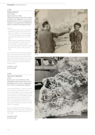 | 64
Photographie | Photojournalismus
1728
EDDIE ADAMS
(1934-2004)
Saigon Execution, 1968.
Silbergelatine-Abzug. Wire-Photo. Späte-
rer Abzug, 1972. Bildmass 17,3 x 21,7 cm;
Blattgrösse 19,4 x 25,5 cm. Einbelichtete
Legende, verso gestempelt (Publikations-
datum), montierter Zeitungsausschnitt.
Literatur:
- Peter Stepan (Hrsg.). Fotos, die die Welt
bewegten. Das 20. Jahrhundert. Mün-
chen, u. a., 2000. S. 114-115 (mit Abb.).
- LIFE. 100 Photographs That Changed
the World. New York, 2003. S. 135 (mit
Abb.).
- Alyssa Adams. Eddie Adams, Vietnam.
New York, 2008. S. 139-140, 142, 151-
152 (mit Abb., u.a. auf dem Cover).
- The Associated Press. Vietnam, The Real
War. New York, 2013. S. 196-197 (mit
Abb.).
Der südvietnamesische General Nguyen
Ngoc Loan erschiesst den Vietcong Of-
fizier Nguyen Van Lem, auch bekannt als
Bay Lop, auf offener Strasse am 1. Februar
1968. Eine Ikone des Photojournalismus.
Mit dem Bild gewann Adams 1969 den
Pulitzer-Preis.
CHF 800 / 1 200
(€ 670 / 1 000)
1729
MALCOLM BROWN
(1931)
Burning monk, South Vietnam, 1963.
Silbergelatine-Abzug. Wire-Photo. Vinta-
ge. Bildmass 19,3 x 15,6 cm; Blattgrösse
25,2 x 20,4 cm. Einbelichtete Legende.
„The ultimate Protest -- Flames consume
Thich Quang Duc, a Buddhist monk, in a
Saigon street where he committed suicide
in June, the first of several suicides by fire
that have been a part of Buddhist protests
against the government of South Viet
Nam. The immolations, followed by stu-
dent and Buddhist demonstrations, have
made South Viet Nam the scene of rising
tension.“ (Legende)
Mit der vorliegenden Aufnahme gewann
Malcolm den Pulitzer Prize for International
Reporting und den World Press Photo im
Jahr 1963.
CHF 800 / 1 200
(€ 670 / 1 000)
1728
1729
 