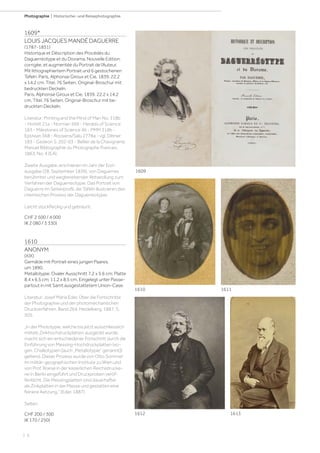 | 6
Photographie | Historische- und Reisephotographie
1609*
LOUIS JACQUES MANDÉ DAGUERRE
(1787-1851)
Historique et Déscription des Procédés du
Daguerréotype et du Diorama. Nouvelle Edition,
corrigée, et augmentée du Portrait de l‘Auteur.
Mit lithographiertem Portrait und 6 gestochenen
Tafeln. Paris, Alphonse Giroux et Cie, 1839. 22,2
x 14,2 cm. Titel, 76 Seiten. Original-Broschur mit
bedruckten Deckeln.
Paris, Alphonse Giroux et Cie, 1839. 22,2 x 14,2
cm. Titel, 76 Seiten. Original-Broschur mit be-
druckten Deckeln.
Literatur: Printing and the Mind of Man No. 318b
- Horblit 21a - Norman 569 - Heralds of Science
183 - Milestones of Science 46 - PMM 318b -
Epstean 568 - Roosens/Salu 2778a - vgl. Dibner
183 - Gedeon S. 202-03 - Bellier de la Chavignerie,
Manuel Bibliographie du Photographe Francais,
1863, No. 4 (EA).
Zweite Ausgabe, erschienen im Jahr der Erst-
ausgabe (28. September 1839), von Daguerres
berühmter und wegbereitender Abhandlung zum
Verfahren der Daguerreotypie. Das Portrait von
Daguerre im Seitenprofil, die Tafeln illustrieren den
chemischen Prozess der Daguerreotypie.
Leicht stockfleckig und gebräunt.
CHF 2 500 / 4 000
(€ 2 080 / 3 330)
1610
ANONYM
(XIX)
Gemälde mit Portrait eines jungen Paares,
um 1890.
Metallotypie. Ovaler Ausschnitt 7,2 x 5,6 cm; Platte
8,4 x 6,5 cm; 11,2 x 8,5 cm. Eingelegt unter Passe-
partout in mit Samt ausgestattetem Union-Case.
Literatur: Josef Maria Eder. Über die Fortschritte
der Photographie und der photomechanischen
Druckverfahren. Band 264. Heidelberg, 1887, S.
505.
„In der Phototypie, welche bis jetzt ausschliesslich
mittels Zinkhochdruckplatten ausgeübt wurde,
macht sich ein entschiedener Fortschritt durch die
Einführung von Messing-Hochdruckplatten (so-
gen. Chalkotypien [auch „Metallotypie“ genannt])
geltend. Dieser Prozess wurde von Otto Sommer
im militär-geographischen Institute zu Wien und
von Prof. Roese in der kaiserlichen Reichsdrucke-
rei in Berlin eingeführt und Druckproben veröf-
fentlicht. Die Messingplatten sind dauerhafter
als Zinkplatten in der Masse und gestatten eine
feinere Aetzung.“ (Eder, 1887)
Selten.
CHF 200 / 300
(€ 170 / 250)
1611
1609
16131612
1610
 