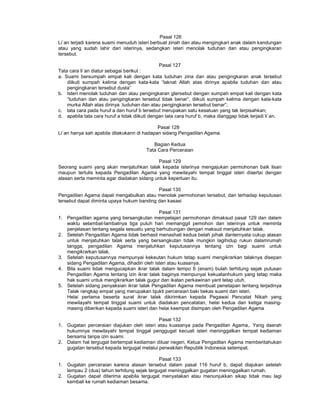 Pasal 126
Li`an terjadi karena suami menuduh isteri berbuat zinah dan atau mengingkari anak dalam kandungan
atau yang sudah lahir dari isterinya, sedangkan isteri menolak tuduhan dan atau pengingkaran
tersebut.
Pasal 127
Tata cara li`an diatur sebagai berikut :
a. Suami bersumpah empat kali dengan kata tuduhan zina dan atau pengingkaran anak tersebut
diikuti sumpah kelima dengan kata-kata “laknat Allah atas dirinya apabila tuduhan dan atau
pengingkaran tersebut dusta”
b. Isteri menolak tuduhan dan atau pengingkaran gtersebut dengan sumpah empat kali dengan kata
“tuduhan dan atau pengingkaran tersebut tidak benar”, diikuti sumpah kelima dengan kata-kata
murka Allah atas dirinya :tuduhan dan atau pengingkaran tersebut benar”;
c. tata cara pada huruf a dan huruf b tersebut merupakan satu kesatuan yang tak terpisahkan;
d. apabila tata cara huruf a tidak diikuti dengan tata cara huruf b, maka dianggap tidak terjadi li`an.
Pasal 128
Li`an hanya sah apabila dilakukann di hadapan sidang Pengadilan Agama.
Bagian Kedua
Tata Cara Perceraian
Pasal 129
Seorang suami yang akan menjatuhkan talak kepada isterinya mengajukan permohonan baik lisan
maupun tertulis kepada Pengadilan Agama yang mewilayahi tempat tinggal isteri disertai dengan
alasan serta meminta agar diadakan sidang untuk keperluan itu.
Pasal 130
Pengadilan Agama dapat mengabulkan atau menolak permohonan tersebut, dan terhadap keputusan
tersebut dapat diminta upaya hukum banding dan kasasi
Pasal 131
1. Pengadilan agama yang bersangkutan mempelajari permohonan dimaksud pasal 129 dan dalam
waktu selambat-lambatnya tiga puluh hari memanggil pemohon dan isterinya untuk meminta
penjelasan tentang segala sesuatu yang berhubungan dengan maksud menjatuhkan talak.
2. Setelah Pengadilan Agama tidak berhasil menashati kedua belah pihak danternyata cukup alasan
untuk menjatuhkan talak serta yang bersangkutan tidak mungkin lagihidup rukun dalamrumah
tangga, pengadilan Agama menjatuhkan keputusannya tentang izin bagi suami untuk
mengikrarkan talak.
3. Setelah keputusannya mempunyai kekeutan hukum tetap suami mengikrarkan talaknya disepan
sidang Pengadilan Agama, dihadiri oleh isteri atau kuasanya.
4. Bila suami tidak mengucapkan ikrar talak dalam tempo 6 (enam) bulah terhitung sejak putusan
Pengadilan Agama tentang izin ikrar talak baginya mempunyai kekuatanhukum yang tetap maka
hak suami untuk mengikrarkan talak gugur dan ikatan perkawinan yant tetap utuh.
5. Setelah sidang penyaksian ikrar talak Pengadilan Agama membuat penetapan tentang terjadinya
Talak rangkap empat yang merupakan bjukti perceraian baki bekas suami dan isteri.
Helai pertama beserta surat ikrar talak dikirimkan kepada Pegawai Pencatat Nikah yang
mewilayahi tempat tinggal suami untuk diadakan pencatatan, helai kedua dan ketiga masing-
masing diberikan kepada suami isteri dan helai keempat disimpan oleh Pengadilan Agama
Pasal 132
1. Gugatan perceraian diajukan oleh isteri atau kuasanya pada Pengadilan Agama,. Yang daerah
hukumnya mewilayahi tempat tinggal penggugat kecuali isteri meninggalkan tempat kediaman
bersama tanpa izin suami.
2. Dalam hal tergugat bertempat kediaman diluar negeri, Ketua Pengadilan Agama memberitahukan
gugatan tersebut kepada tergugat melalui perwakilan Republik Indonesia setempat.
Pasal 133
1. Gugatan perceraian karena alasan tersebut dalam pasal 116 huruf b, dapat diajukan setelah
lampau 2 (dua) tahun terhitung sejak tergugat meninggalkan gugatan meninggalkan rumah.
2. Gugatan dapat diterima apabila tergugat menyatakan atau menunjukkan sikap tidak mau lagi
kembali ke rumah kediaman besama.
 