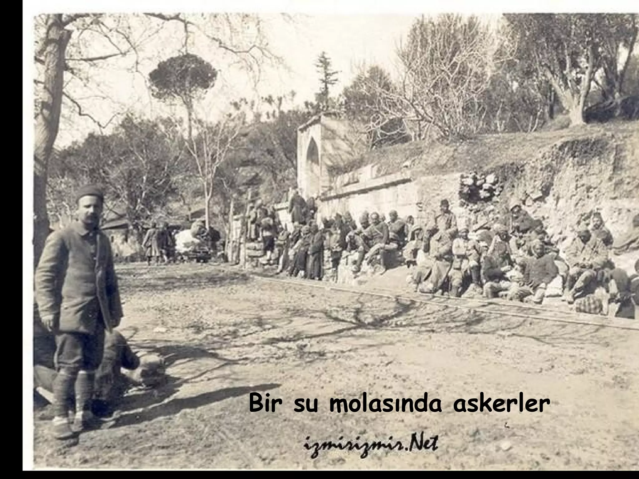 Bir su molasında askerler
 