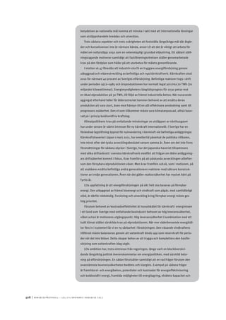 408	|	Ko n g r e ss p r oto k oll – L O s 2 7 e o r d i n a r i e k o n g r e ss 2 0 1 2
betydelsen av nationella mål komma att minska i takt med att internationella lösningar
som utsläppshandeln breddas och utvecklas.
Trots sådana aspekter och trots svårigheten att fastställa långsiktiga mål där åtgär-
der och konsekvenser inte är närmare kända, anser LO att det är viktigt att arbeta för
målet om nollutsläpp 2050 som en vetenskapligt grundad viljeyttring. Ett sådant ställ-
ningstagande motiverar samtidigt att fackföreningsrörelsen ställer genomarbetade
krav på den färdplan som håller på att utarbetas för målets genomförande.
I motion 16.47 föreslås att industrin ska få en tryggare energiförsörjning genom
utbyggnad och vidareutveckling av befintliga och nya kärnkraftverk. Kärnkraften stod
2010 för närmare 40 procent av Sveriges elförsörjning. Befintliga reaktorer togs i drift
under perioden 1972–1985 och årsproduktionen har normalt legat på cirka 70 TWh (70
miljarder kilowattimmar). Energimyndighetens långtidsprognos för 2030 pekar mot
en ökad elproduktion på 30 TWh, till följd av främst industriella behov. När nuvarande
aggregat efterhand faller för åldersstrecket kommer behovet av att ersätta deras
produktion att vara stort, även med hänsyn till en allt effektivare användning samt till
prognosers osäkerhet. Den el som tillkommer måste vara klimatanpassad, alltså base-
rad på i princip koldioxidfria kraftslag.
Klimatpolitikens krav på omfattande minskningar av utsläppen av växthusgaser
har under senare år stärkt intresset för ny kärnkraft internationellt. I Sverige har en
förändrad lagstiftning öppnat för nyinvestering i kärnkraft vid befintliga anläggningar.
Kärnkraftshaveriet i Japan i mars 2011, har emellertid påverkat de politiska villkoren,
inte minst efter det tyska avvecklingsbeslutet senare samma år. Även om det inte finns
förutsättningar för sådana olyckor i Sverige, har det japanska haveriet tillsammans
med olika driftavbrott i svenska kärnkraftverk medfört att frågan om äldre anläggning-
ars driftsäkerhet kommit i fokus. Krav framförs på att påskynda avvecklingen alltefter-
som den förnybara elproduktionen växer. Men krav framförs också, som i motionen, på
att snabbare ersätta befintliga andra generationens reaktorer med säkrare konstruk-
tioner av tredje generationen. Även när det gäller reaktorsäkerhet har mycket hänt på
fyrtio år.
LOs uppfattning är att energiförsörjningen på sikt helt ska baseras på förnybar
energi. Den utbyggnad av främst bioenergi och vindkraft som pågår, med samhälleligt
stöd, är därför nödvändig. Forskning och utveckling kring förnybar energi måste ges
hög prioritet.
Förutom behovet av kostnadseffektivitet är huvudskälet för kärnkraft i energimixen
i ett land som Sverige med omfattande basindustri behovet av hög leveranssäkerhet,
vilket också är motionens utgångspunkt. Hög leveranssäkerhet i kombination med ett
kallt klimat ställer särskilda krav på elproduktionen. När mer väderberoende energikäl-
lor förs in i systemet får vi en ny sårbarhet i försörjningen. Den växande vindkraftens
tillförsel måste balanseras genom att vattenkraft binds upp som reservkraft för perio-
der när det inte blåser. Detta skapar behov av att trygga och komplettera den basför-
sörjning som vattenkraften idag utgör.
LOs ambition har, trots ointresse från regeringen, länge varit en blocköverskri-
dande långsiktig politisk överenskommelse om energipolitiken, med särskild beto-
ning på elförsörjningen. En sådan förutsätter samtidigt att en rad frågor förutom den
ovannämnda leveranssäkerheten bedöms och klargörs. Exempel på sådana frågor
är framtida el- och energibehov, potentialer och kostnader för energieffektivisering
och koldioxidfri energi, framtida möjligheter till energilagring, elnätets kapacitet och
 