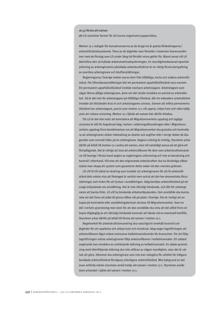432	|	Ko n g r e ss p r oto k oll – L O s 2 7 e o r d i n a r i e k o n g r e ss 2 0 1 2
16.55 första att-satsen
att	LO utvecklar former för att kunna organisera papperslösa.
Motion 17.1 redogör för konsekvenserna av de drygt tre år gamla förändringarna i
arbetstillståndssystemet. Flera av de åtgärder som föreslås i motionen överensstäm-
mer med de förslag som LO under lång tid försökt vinna gehör för. Bland annat vill LO
återinföra den så kallade arbetsmarknadsprövningen. En myndighetsbaserad opartisk
prövning av arbetsgivarens påstådda arbetskraftsbrist är en viktig första bortgallring
av oseriösa arbetsgivare och bluffanställningar.
Regleringarna i Sverige måste styras bort från tillfälliga, korta och osäkra arbetstill-
stånd. För tillsvidareanställningar bör ett permanent uppehållstillstånd vara normen.
Ett permanent uppehållstillstånd innebär starkare arbetstagare. Arbetstagare som
vågar lämna dåliga arbetsgivare, även om det skulle innebära en period av arbetslös-
het. Så är det inte för arbetstagare på tillfälliga tillstånd, där tre månaders arbetslöshet
innebär att tillståndet dras in och arbetstagaren utvisas. Genom att införa permanenta
tillstånd kan arbetstagare, precis som motion 17.1 vill uppnå, träda fram och söka hjälp
utan att riskera utvisning. Motion 17.1 fjärde att-satsen bör därför bifallas.
För LO är det inte svårt att konstatera att Migrationsverkets uppdrag och lagliga
utrymme är allt för begränsat idag. Varken i utlänningsförordningen eller i Migrations­
verkets uppdrag finns bestämmelser om att Migrationsverket ska granska och kontrolle-
ra att arbetsgivaren sköter inbetalning av skatter och avgifter eller i övrigt sköter de åta-
ganden som normalt faller på en arbetsgivare. Dagens ordning är orimlig. Styrelsen yrkar
därför på bifall till motion 17.1 andra att-satsen, men vill samtidigt passa på att göra ett
förtydligande. Det är viktigt att inse att arbetsvillkoren för dem som arbetskraftsinvand-
rar till Sverige i första hand avgörs av regleringens utformning och inte av bevakning och
kontroll i efterhand. Vill man att den migrerande arbetskraften ska ha likvärdiga villkor
måste man skapa ett system som garanterar detta redan vid den svenska gränsen.
LO vill få till stånd en ändring som innebär att arbetsgivaren för att få arbetstill-
stånd dels måste visa att företaget är seriöst men också att det har ekonomiska förut-
sättningar som krävs för att lyckas i anställningen. Idag beviljas arbetstillstånd på ett
svagt erbjudande om anställning. Det är inte rättsligt bindande, och lätt för arbetsgi-
varen att backa ifrån. LO vill ha bindande arbetserbjudanden. Den anställde ska kunna
veta att det finns ett jobb till givna villkor väl på plats i Sverige. Det är rimligt att en
kopia på kontraktet eller anställningsbeviset skickas till Migrationsverket. Som en
del i verkets granskning men även för att den anställde ska veta att det alltid finns en
kopia tillgänglig av ett rättsligt bindande kontrakt att hävda vid en eventuell konflikt.
Styrelsen yrkar därför på bifall till första att-satsen i motion 17.1.
Regelverket för arbetskraftsinvandring ska naturligtvis innehåll kontroll och
åtgärder för att upptäcka och stävja fusk och missbruk. Idag anger lagstiftningen att
arbetsvillkoren lägst måste motsvarar kollektivavtalsnivån för branschen. För att följa
lagstiftningen måste arbetsgivaren följa arbetsvillkoren i kollektivavtalet. Ett sådant
avgörande kan innebära en omfattande tolkning av kollektivavtalet. En sådan gransk-
ning med efterföljande tolkning ska inte utföras av någon myndighet, utan det är vår
sak att göra. Däremot ska arbetsgivare som inte kan redogöra för utfallet för tidigare
beviljade arbetstillstånd förvägras ytterligare arbetstillstånd. Mot bakgrund av det
ovan anförda måste styrelsen avslå tredje att-satsen i motion 17.1. Styrelsen avslår
även yrkandet i sjätte att-satsen i motion 17.1.
 