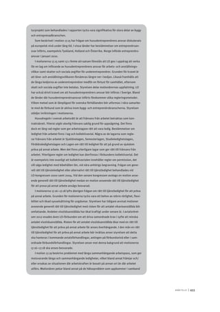 A r b e tsliv 	|	453
turprojekt som behandlades i rapporten tycks vara signifikativa för stora delar av bygg-
och entreprenadbranschen.
Som beskrivet i motion 17.15 har frågan om huvudentreprenörens ansvar diskuterats
på europeisk nivå under lång tid. I vissa länder har bestämmelser om entreprenörsan-
svar införts, exempelvis Tyskland, Holland och Österrike. Norge införde entreprenörs-
ansvar i januari 2010.
I motionerna 17.15 samt 17.1 femte att-satsen föreslås att LO ges i uppdrag att verka
för en lag om införande av huvudentreprenörens ansvar för arbets- och anställnings-
villkor samt skatter och sociala avgifter för underentreprenörer. Grunden för kravet är
att löne- och anställningsvillkoren försämras längre ner i kedjan. Likaså framhålls att
de långa kedjorna av underentreprenörer medför en förlust för samhället, eftersom
skatt och sociala avgifter inte betalas. Styrelsen delar motionärernas uppfattning. LO
har också drivit kravet om att huvudentreprenörers ansvar bör införas i Sverige. Bland
de länder där huvudentreprenörsansvar införts förekommer olika regleringsmetoder.
Vilken metod som är lämpligast för svenska förhållanden bör utformas i nära samarbe-
te med de förbund som är aktiva inom bygg- och entreprenörsbranscherna. Styrelsen
stödjer inriktningen i motionerna.
Huvudregeln i svensk arbetsrätt är att frånvaro från arbetet betraktas som kon-
traktsbrott. Ytterst utgör olovlig frånvaro saklig grund för uppsägning. Det finns
dock en lång rad regler som ger arbetstagare rätt att vara ledig. Bestämmelser om
ledighet från arbetet finns i lag och kollektivavtal. Några av de lagarna som regle-
rar frånvaro från arbetet är Sjuklönelagen, Semesterlagen, Studieledighetslagen,
Föräldraledighetslagen och Lagen om rätt till ledighet för att på grund av sjukdom
pröva på annat arbete. Men det finns ytterligare lagar som ger rätt till frånvaro från
arbetet. Ytterligare regler om ledighet kan återfinnas i förbundens kollektivavtal. Det
är exempelvis inte ovanligt att kollektivavtalen innehåller regler om permission, det
vill säga ledighet med bibehållen lön, vid nära anhörigs begravning. Frågan om gene-
rell rätt till tjänsteledighet eller alternativt rätt till tjänstledighet behandlades vid
LO-kongressen 2000 samt 2004. Vid den senare kongressen avslogs en motion avse-
ende generell rätt till tjänstledighet medan en motion avseende rätt till tjänstledighet
för att prova på annat arbete ansågs besvarad.
I motionerna 17.16–17.18 lyfts återigen frågan om rätt till tjänstledighet för att pröva
på annat arbete. Grunden för motionerna tycks vara ett behov av större rörlighet, flexi-
bilitet och ökad sysselsättning för ungdomar. Styrelsen har tidigare avvisat motioner
avseende generell rätt till tjänstledighet med risken för att antalet vikarieanställda blir
omfattande. Andelen visstidsanställda har ökat kraftigt under senare år. I avtalsrörel-
sen 2012 enades även LO-förbunden om att driva samordnade krav i syfte att minska
antalet visstidsanställda. Risken för att antalet visstidsanställda ökar med en rätt till
tjänstledighet för att pröva på annat arbete får anses överhängande. I den mån en rätt
till tjänstledighet för att pröva på annat arbete bör inrättas anser styrelsen att detta
ska hanteras i kommande avtalsförhandlingar, antingen på förbundsnivå eller i sam-
ordnade förbundsförhandlingar. Styrelsen anser mot denna bakgrund att motionerna
17.16–17.18 ska anses besvarade.
I motion 17.19 beskrivs problemet med långa sammanhängande arbetspass, som ger
motsvarande långa och sammanhängande ledigheter, vilket bland annat främjar och/
eller orsakas av situationen där arbetskraften är bosatt på annan ort än där arbetet
utförs. Motionären pekar bland annat på de hälsoproblem som uppkommer i samband
 