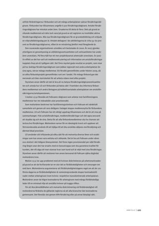 A r b e tsliv 	|	499
utifrån förändringarna i förbunden och att många arbetsplatser saknar försäkringsråd-
givare. Förbunden har tillsammans ungefär 6 300 försäkringsrådgivare. Antalet försäk-
ringsrådgivare har minskat under åren. Orsakerna till detta är flera. Dels på grund av
vikande medlemstal och dels tack vare/på grund av att registren nu innehåller aktiva
försäkringsrådgivare. Alla nya försäkringsrådgivare får en grundutbildning och erbjuds
en vidarutbildningsdag per år. Antalet deltagare i de utbildningarna är cirka 55–60 pro-
cent av försäkringsrådgivarna, vilket är en minskning jämfört med föregående år.
Den nuvarande organisationen utreddes och beslutades år 2000. År 2007 gjordes
ytterligare en genomlysning av utbildningsverksamheten och verksamheten har under
åren utvecklats. På flera håll har ett mer projektbaserat arbetssätt utvecklats. En posi-
tiv effekt av det har varit att medlemsrekrytering och information om avtalsförsäkringar
kopplats ihop på ett tydligare sätt. Det finns mycket goda resultat av projekt, som visar
på hur duktiga försäkringsrådgivare som jobbar regionalt mot andra arbetsplatser än
sina egna, värvar många medlemmar. Ett försökt genomfördes under hösten 2009, då
20 olika förbundsprojekt genomfördes runt om i landet. För många förbund gav det
mersmak och blev startskottet för att arbeta vidare med olika projekt.
Styrelsen anser därför att det är bra att nu belysa försäkringsrådgivareverksamhe-
ten och utreda hur LO och förbunden på bästa sätt i framtiden ska informera förbun-
dens medlemmar och andra löntagare på kollektivavtalade arbetsplatser om avtalsför-
säkringarna/avtalspensionen.
I motion 17.50 föreslås att Folksams rådgivare som arbetar mot fackföreningens
medlemmar har ren månadslön utan provisionsdel.
Som motionären beskriver har fackföreningsrörelsen och Folksam ett värdefullt
samarbete och genom att vara delägare i bolaget skapas medlemsnytta för förbundens
medlemmar. LO och Folksam har ett viktigt uppdrag tillsammans och det är att visa på
sammanhanget. Från avtalsförsäkringar, medlemsförsäkringar och det egna ansvaret
att skydda sig och de sina. Detta för att alla förbundsmedlemmar ska ha chansen att
teckna bra försäkringar. Motionären varnar för en ideologisk krock och upplever att
förtroendevalda används till att hjälpa till att öka enskilda säljares merförsäljning och
därmed ökad provision.
LO använder sitt inflytande på olika sätt för att motverka diverse löner och ersätt-
ningar som kan anses vara oetiska och stötande. Det är bra att Folksam under våren
2011 ändrat i det tidigare lönesystemet. Det finns ingen provisionsdel per såld försäk-
ring längre utan den har ersatts med en bonustrappa som ska garantera kvalitet för
kunden, det vill säga att man stannar kvar som kund och är nöjd med sina försäkringar.
Styrelsen anser därför att motionen kan anses besvarad då Folksam själva åtgärdat
motionärens krav.
Motion 17.51 tar upp problemet med att kvinnor diskrimineras på arbetsmarknaden
på grund av att de fortfarande tar en stor del av föräldraledigheten och omsorgen om
små barn. Motionärerna argumenterar att föräldraledighetslagens regel om att de 120
första dagarna av föräldraledigheten är semestergrundande skapar kostnadsskill-
nader mellan arbetsgivare inom kvinno- respektive mansdominerade arbetsplatser.
Motionären anser de högre kostnaderna för arbetsgivare med många föräldralediga
leder till en minskad vilja att anställa kvinnor på trygga villkor.
För att öka jämställdheten och motverka diskriminering vid föräldraledighet vill
motionärerna förändra de gällande reglerna så att alla branscher bär kostnaderna
gemensamt. Det föreslås ske genom AFA-försäkring eller på annat lämpligt sätt.
 