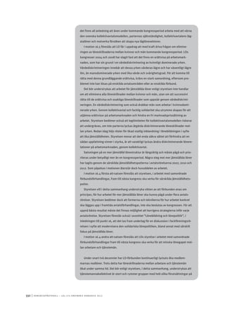 332	|	Ko n g r e ss p r oto k oll – L O s 2 7 e o r d i n a r i e k o n g r e ss 2 0 1 2
det finns all anledning att även under kommande kongressperiod arbeta med att värna
den svenska kollektivavtalsmodellen, parternas självständighet, kollektivavtalens läg-
stalöner och motverka försöken att skapa nya låglönesektorer.
I motion 16.5 föreslås att LO får i uppdrag att med kraft driva frågan om elimine-
ringen av löneskillnaderna mellan kvinnor och män kommande kongressperiod. LOs
kongresser 2004 och 2008 har slagit fast att det finns en orättvisa på arbetsmark-
naden, som har sin grund i en värdediskriminering av kvinnligt dominerade yrken.
Värdediskrimineringen innebär att dessa yrken värderas lägre och har väsentligt lägre
lön, än mansdominerade yrken med lika värde och svårighetsgrad. För att komma till
rätta med denna grundläggande orättvisa, krävs en stark samordning, eftersom pro-
blemet inte kan lösas på enskilda avtalsområden eller av enskilda förbund.
Det bör understrykas att arbetet för jämställda löner enligt styrelsen inte handlar
om att eliminera alla löneskillnader mellan kvinnor och män, utan om att successivt
rätta till de orättvisa och osakliga löneskillnader som uppstår genom värdediskrimi-
neringen. En värdediskriminering som också drabbar män som arbetar i kvinnodomi-
nerade yrken. Genom kollektivavtal och facklig solidaritet ska utrymme skapas för att
utjämna orättvisor på arbetsmarknaden och hindra en fri marknadsprissättning av
arbetet. Styrelsen bedömer också att legitimiteten för kollektivavtalsmodellen riskerar
att undergrävas, om inte parterna lyckas åtgärda diskriminerande löneskillnader mel-
lan yrken. Redan idag höjs röster för ökad statlig inblandning i lönebildningen i syfte
att öka jämställdheten. Styrelsen menar att det enda säkra sättet att förhindra att en
sådan uppfattning vinner i styrka, är att varaktigt lyckas ändra diskriminerande lönere-
lationer på arbetsmarknaden, genom kollektivavtal.
Satsningen på en mer jämställd lönestruktur är långsiktig och måste pågå och prio-
riteras under betydligt mer än en kongressperiod. Några steg mot mer jämställda löner
har tagits genom de särskilda jämställdhetspotterna i avtalsrörelserna 2007, 2010 och
2012. Som påpekas i motionen återstår dock huvuddelen av arbetet.
I motion 16.4 första att-satsen föreslås att styrelsen, i arbetet med samordnade
förbundsförhandlingar, fram till nästa kongress ska verka för särskilda jämställdhets-
potter.
Styrelsen vill i detta sammanhang understryka vikten av att förbunden enas om
principer, för hur arbetet för mer jämställda löner ska kunna pågå under flera avtals-
rörelser. Styrelsen bedömer dock att formerna och teknikerna för hur arbetet konkret
ska läggas upp i framtida avtalsförhandlingar, inte ska beslutas av kongressen. För att
uppnå bästa resultat måste det finnas möjlighet att korrigera strategierna inför varje
avtalsrörelse. Styrelsen föreslår också i avsnittet ”Lönebildning och lönepolitik”, i
inledningen till punkt 16, att det tas fram underlag för en diskussion i fackföreningsrö-
relsen i syfte att modernisera den solidariska lönepolitiken, bland annat med särskilt
fokus på jämställda löner.
I motion 16.4 andra att-satsen föreslås att LOs styrelse i arbetet med samordnade
förbundsförhandlingar fram till nästa kongress ska verka för att minska lönegapet mel-
lan arbetare och tjänstemän.
Under snart två decennier har LO-förbunden kontinuerligt lyckats öka medlem-
marnas reallöner. Trots detta har löneskillnaderna mellan arbetare och tjänstemän
ökat under samma tid. Det bör enligt styrelsen, i detta sammanhang, understrykas att
tjänstemannakollektivet är stort och rymmer grupper med helt olika förutsättningar på
 