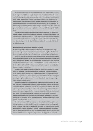 A r b e tsma r k n a d o c h s y ss e ls ätt n i n g 	|	361
Om arbetslöshetsriskerna skulle vara jämnt spridda inom LO-förbundens a-kassor,
skulle en gemensam LO-kassa betyda att de med låg arbetslöshetsrisk skulle betala
mer för försäkringen än vad de kan väntas få ut av den. De med hög arbetslöshetsrisk
skulle istället betala mindre. Eftersom arbetslöshetsriskerna i stor utsträckning är
ojämnt spridda inom förbundens a-kassor skulle en gemensam LO-kassa framför allt
innebära solidaritet med lågriskgrupperna i de a-kassor som i dag har hög avgift. De
betalar i dagens system mycket mer för försäkringen än vad de väntas få ut av den. I en
gemensam a-kassa kommer deras avgift bättre motsvara vad försäkringen är värd för
dem.
En LO-gemensam tilläggsförsäkring innebär ett utökat åtagande. Om försäkrings-
premien inte görs inkomstrelaterad kommer den också att innebära omfördelning från
lågavlönade till högavlönade inom LO, i syfte att ge så många som möjligt samma pro-
centuella inkomstskydd. De som har höga löner ges ett bättre inkomstskydd än idag,
men lågavlönade, som inte får något förbättrat skydd, skulle vara med och betala för
en sådan försäkring.
Kostnaderna skulle förändras i en gemensam LO-kassa
En central fråga är hur a-kasseavgifterna skulle påverkas, om LO-kassorna slogs
samman till en gemensam a-kassa, inom nuvarande system. Avgiften till a-kassorna
består av tre delar och påverkas av förutsättningar som ser olika ut i olika a-kassor.
Den första delen täcker administrationen och påverkas av faktorer såsom hur pass
svåra ärenden a-kassan har, om det finns stordriftsfördelar och hur man väljer att loka-
lisera sig geografiskt. Här kan det finnas möjligheter att rationalisera så att den totalt
sett blir billigare med en stor a-kassa. Sannolikt har små a-kassor mer att vinna på det
än stora. Däremot finns det förmodligen inte mycket att vinna på att samla krångliga
ärenden i en större organisation.
Den andra delen består av finansieringsavgiften som för varje medlem och år mot-
svarar 131 procent av a-kassans genomsnittliga dagpenning. Finansieringsavgiften
skulle utjämnas mellan låglönekassor som har lägre avgifter och höglönekassor som
har högre avgifter. År 2010 skulle utjämningen, som mest, ha inneburit en höjning eller
sänkning av avgiften med omkring 60 kronor om året. Skulle taket för dagpenningen
höjas så skulle skillnaderna öka.
Den krångligaste delen av a-kasseavgiften är arbetslöshetsavgiften som tas ut av
icke arbetslösa medlemmar med högst 300 kronor i månaden. Eftersom den är relate-
rad till den utbetalda ersättningen så skulle det, i en gemensam LO-kassa, dels ske en
utjämning från a-kassor med låg arbetslöshet till dem med hög arbetslöshet. En över-
slagsberäkning, som bygger på siffror från 2010, visar att den LO-kassa (Musikernas)
som betalar en arbetslöshetsavgift på 300 kronor per icke arbetslös medlem och
månad, skulle vinna nästan 1 700 kronor per icke arbetslös medlem och år på utjäm-
ningen. Den LO-kassa som betalar minst (Kommunals), skulle förlora drygt 900 kronor
per icke arbetslös medlem och år.
Till detta kommer en risk för att en del av rabatten på arbetslöshetsavgiften, som
taket på 300 kronor innebär, att gå förlorad. En överslagsberäkning, som bygger på
siffror från 2009, visar att en LO-kassa kunde ha förlorat 136 miljoner kronor, eller 101
kronor per icke arbetslös medlem och år, på att LO-kassemedlemmarna tillsammans
inte slår i taket på 300 kronor. Det beror på att arbetslösheten då var så hög inom indu-
strin att IF Metalls a-kassa slog i taket på 300 kronor. Om Byggnads och Transports
 