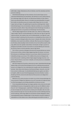 A r b e tsma r k n a d o c h s y ss e ls ätt n i n g 	|	373
alltför dålig i nuläget. Motionärerna vill se ett höjt tak, så att fler arbetslösa ska få 80
procents ersättning.
Arbetslöshetsförsäkringen har flera funktioner. Den ska dels fungera som en
inkomstbortfallsförsäkring vid arbetslöshet, dels förhindra en press nedåt på lönerna.
Om ersättningen ligger på en låg nivå, och därmed bara försäkrar en liten andel av
lönerna på arbetsmarknaden riskerar en så kallad reservationslöneeffekt att uppstå.
Det innebär att arbetslösa pressas att acceptera jobb till lägre löner än om ersätt-
ningen hade varit högre. LOs uppfattning är att generösa ersättningsnivåer i arbets-
löshetsförsäkringen är bra och önskvärda ur både den enskildes och ur ett samhälls-
ekonomiskt perspektiv. Med en hög ersättningsnivå måste försäkringen stå under en
välfungerande kontroll, som garanterar att försäkringen inte överutnyttjas.
Taket för högsta dagpenning har inte höjts sedan 2002, vilket har urholkat försäk-
ringen kraftigt. Taket för a-kasseersättningen är nu 680 kronor per dag och ingen höj-
ning har aviserats. Det innebär att den som är heltidsarbetslös, som högst får 14 960
kronor per månad i ersättning. Det är 80 procent av en månadslön på 18 700 kronor. I år
väntas 17 procent av löntagarna tjäna 18 700 kronor i månaden eller mindre. Då är även
deltidslöner, även mycket korta deltider, inräknade. Minst fyra procent av löntagarna
kan förväntas arbeta betydligt mindre än halvtid och kan inte kvalificera sig för ersätt-
ning, därför att de inte uppfyller arbetsvillkoret. Det betyder att högst 13 procent av
löntagarna kan försäkra sina löner så att de får en a-kasseersättning som motsvarar
80 procent av lönen om de blir arbetslösa. Detta är högt räknat.
Om vi vill att 70 procent av löntagarna ska kunna få a-kasseersättning som motsva-
rar 80 procent av lönen, behöver högsta dagpenning höjas till närmare 1 100 kronor.
Det motsvarar en ersättning per månad om 24 000 kronor, vilket är 80 procent av en
månadslön på drygt 30 000 kronor. Vill vi istället att 80 procent av löntagarna ska
kunna få 80 procent i ersättning, behöver högsta dagpenning ligga strax över 1 200
kronor. Det ger närmare 27 000 kronor i månaden, och är 80 procent av en månadslön
på drygt 33 000 kronor.
Mot denna bakgrund vill styrelsen understryka att taket i arbetslöshetsförsäkringen
behöver höjas så att de allra flesta löntagarna kan få en ersättning motsvarande 80
procent av sin tidigare lön. Den ersättningsnivån ska gälla under hela arbetslöshets-
perioden. Taket måste också indexeras med löneutvecklingen i ekonomin, så att det
inte successivt urholkas igen. En arbetslöshetsförsäkring som upplevs som rättvis
och legitim, ställer krav på att hela löntagargruppen ska kunna försäkras i samma
försäkring. Då krävs också att de allra flesta kan få 80 procent av sin tidigare lön i
a-kasseersättning.
Motionerna 16.32 andra att-satsen och motion 16.33 vill att a-kasseersättningen ska
vara 90 procent av tidigare lön. Motionerna 16.35 och 16.36 andra och tredje att-satser-
na vill att karensdagarna vid ofrivillig arbetslöshet och konkurser tas bort.
För att arbetslöshetsförsäkringen ska fungera optimalt, krävs att den har ett starkt
samhälleligt förtroende och hög legitimitet, både hos dem som för tillfället är arbets-
lösa och i stort i löntagargruppen. Legitimiteten i försäkringen avgörs av att de som
är med och betalar den kan lita på att den används på ett rättssäkert sätt och att det
finns en kontroll som gör att vi kan vara säkra på att den som får ersättning också har
rätt till ersättning, utifrån högt ställda krav på aktivitet och/eller deltagande i arbets-
marknadspolitiska program. Bedömningen av vilka inkomster som går att skydda vid
arbetslöshet och vilka arbeten som en hög ersättning gör det attraktivt att söka, är
 