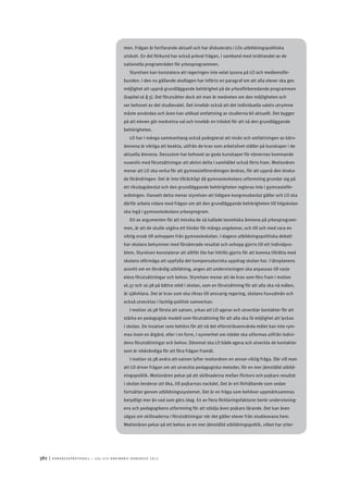 382	|	Ko n g r e ss p r oto k oll – L O s 2 7 e o r d i n a r i e k o n g r e ss 2 0 1 2
men. Frågan är fortfarande aktuell och har diskuterats i LOs utbildningspolitiska
utskott. En del förbund har också prövat frågan, i samband med inrättandet av de
nationella programråden för yrkesprogrammen.
Styrelsen kan konstatera att regeringen inte velat lyssna på LO och medlemsför-
bunden. I den nu gällande skollagen har införts en paragraf om att alla elever ska ges
möjlighet att uppnå grundläggande behörighet på de yrkesförberedande programmen
(kapitel 16 § 3). Det förutsätter dock att man är medveten om den möjligheten och
ser behovet av det studievalet. Det innebär också att det individuella valets utrymme
måste användas och även kan utökad omfattning av studierna bli aktuellt. Det bygger
på att eleven gör medvetna val och innebär en tröskel för att nå den grundläggande
behörigheten.
LO har i många sammanhang också poängterat att nivån och omfattningen av kärn-
ämnena är viktiga att beakta, utifrån de krav som arbetslivet ställer på kunskaper i de
aktuella ämnena. Dessutom har behovet av goda kunskaper för elevernas kommande
vuxenliv med förutsättningar att aktivt delta i samhället också förts fram. Motionären
menar att LO ska verka för att gymnasieförordningen ändras, för att uppnå den önska-
de förändringen. Det är inte tillräckligt då gymnasieskolans utformning grundar sig på
ett riksdagsbeslut och den grundläggande behörigheten regleras inte i gymnasieför-
ordningen. Oavsett detta menar styrelsen att tidigare kongressbeslut gäller och LO ska
därför arbeta vidare med frågan om att den grundläggande behörigheten till högskolan
ska ingå i gymnasieskolans yrkesprogram.
Ett av argumenten för att minska de så kallade teoretiska ämnena på yrkesprogram-
men, är att de skulle utgöra ett hinder för många ungdomar, och till och med vara en
viktig orsak till avhoppen från gymnasieskolan. I dagens utbildningspolitiska debatt
har skolans bekymmer med försämrade resultat och avhopp gjorts till ett individpro-
blem. Styrelsen konstaterar att alltför lite har hittills gjorts för att komma tillrätta med
skolans oförmåga att uppfylla det kompensatoriska uppdrag skolan har. I läroplanens
avsnitt om en likvärdig utbildning, anges att undervisningen ska anpassas till varje
elevs förutsättningar och behov. Styrelsen menar att de krav som förs fram i motion
16.37 och 16.38 på bättre stöd i skolan, som en förutsättning för att alla ska nå målen,
är självklara. Det är krav som ska riktas till ansvarig regering, skolans huvudmän och
också utvecklas i facklig-politisk samverkan.
I motion 16.38 första att satsen, yrkas att LO agerar och utvecklar kontakter för att
stärka en pedagogisk modell som förutsättning för att alla ska få möjlighet att lyckas
i skolan. De insatser som behövs för att nå det eftersträvansvärda målet kan inte rym-
mas inom en åtgärd, eller i en form, i synnerhet om stödet ska utformas utifrån indivi-
dens förutsättningar och behov. Däremot ska LO både agera och utveckla de kontakter
som är nödvändiga för att föra frågan framåt.
I motion 16.38 andra att-satsen lyfter motionären en annan viktig fråga. Där vill man
att LO driver frågan om att utveckla pedagogiska metoder, för en mer jämställd utbild-
ningspolitik. Motionären pekar på att skillnaderna mellan flickors och pojkars resultat
i skolan tenderar att öka, till pojkarnas nackdel. Det är ett förhållande som sedan
fortsätter genom utbildningssystemet. Det är en fråga som behöver uppmärksammas
betydligt mer än vad som görs idag. En av flera förklaringsfaktorer berör undervisning-
ens och pedagogikens utformning för att stödja även pojkars lärande. Det kan även
sägas om skillnaderna i förutsättningar när det gäller elever från studieovana hem.
Motionären pekar på ett behov av en mer jämställd utbildningspoltik, vilket har ytter-
 