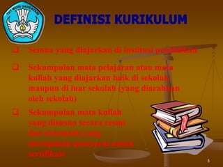 5
q Semua yang diajarkan di institusi pendidikan
q Sekumpulan mata pelajaran atau mata
kuliah yang diajarkan baik di sekolah
maupun di luar sekolah (yang diarahkan
oleh sekolah)
q Sekumpulan mata kuliah
yang disusun secara resmi
dan sistematis yang
merupakan prasyarat untuk
sertifikasi
 