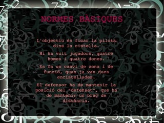 Terreny   de   joc Les pistes interiors de corfbol acostumen a  ser de parquet i les exteriors, de ciment,  asfalt, terra o gespa. És una pista simètrica; però, si la pista és  interior, varia de mida, respecta a la pista  exterior.   