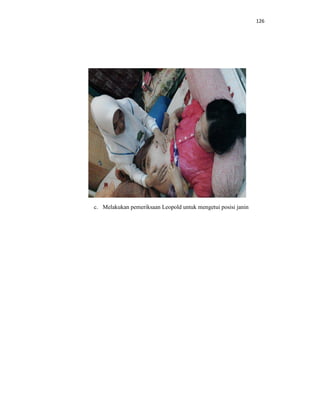 126
c. Melakukan pemeriksaan Leopold untuk mengetui posisi janin
 