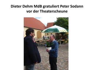 Dieter Dehm MdB gratuliert Peter Sodann
         vor der Theaterscheune
 